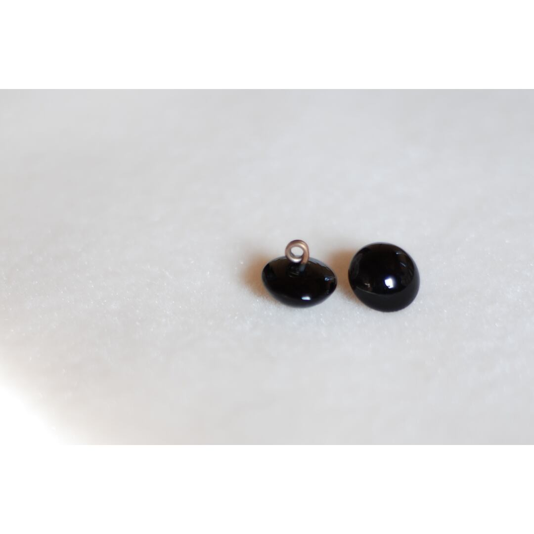 愛らしいつぶらな瞳はグラスアイ。綺麗に光を反射するのでまるで心を宿したような印象に。