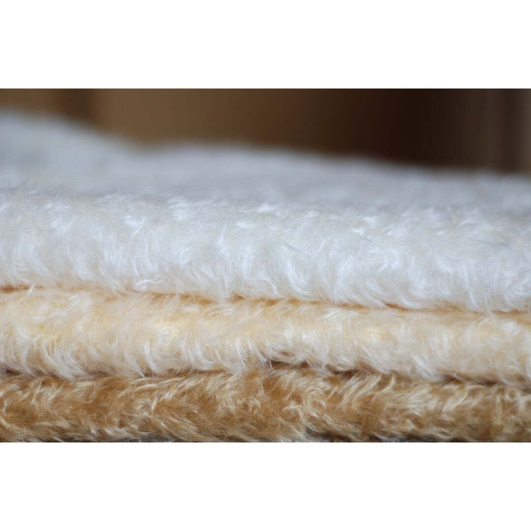 生地は、稀少なドイツモヘアを贅沢に使用。ふわふわの柔らかさと艶やかな高級感を兼ね備えています。