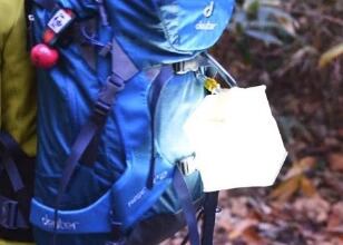 畳むとスマホと同じ位の薄さと大きさ。登山のテント泊にはもちろん、防災用品としても◎