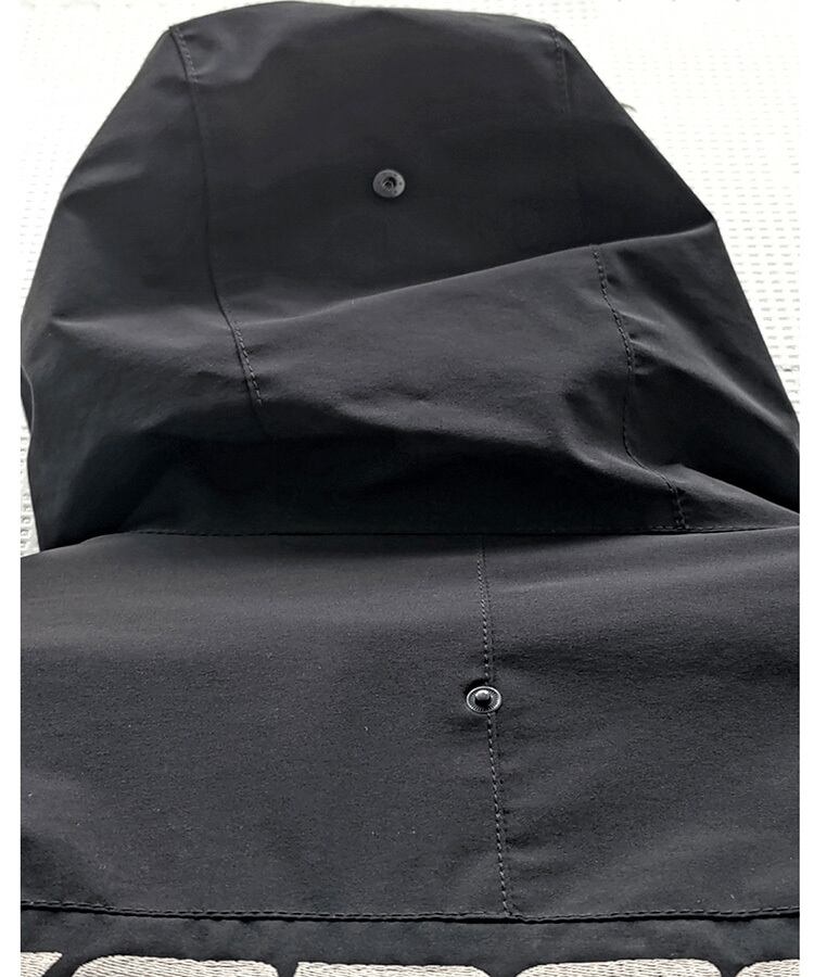 フード背面にはバタつき防止用のドットホックを採用