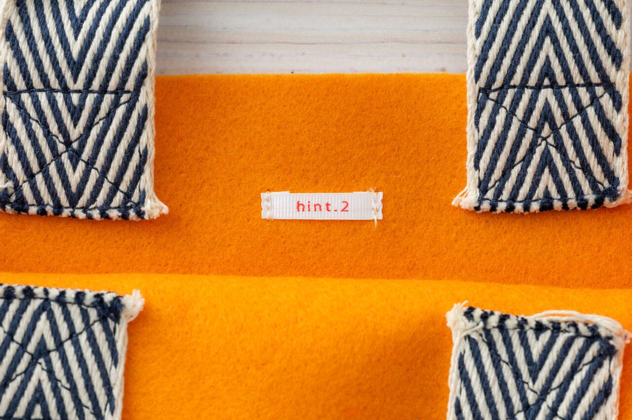 ブランドタグが内側に。