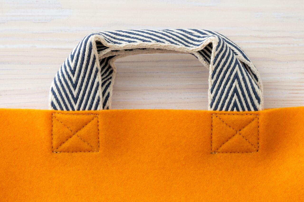 片側は持ち手を留める縫い目だけ。