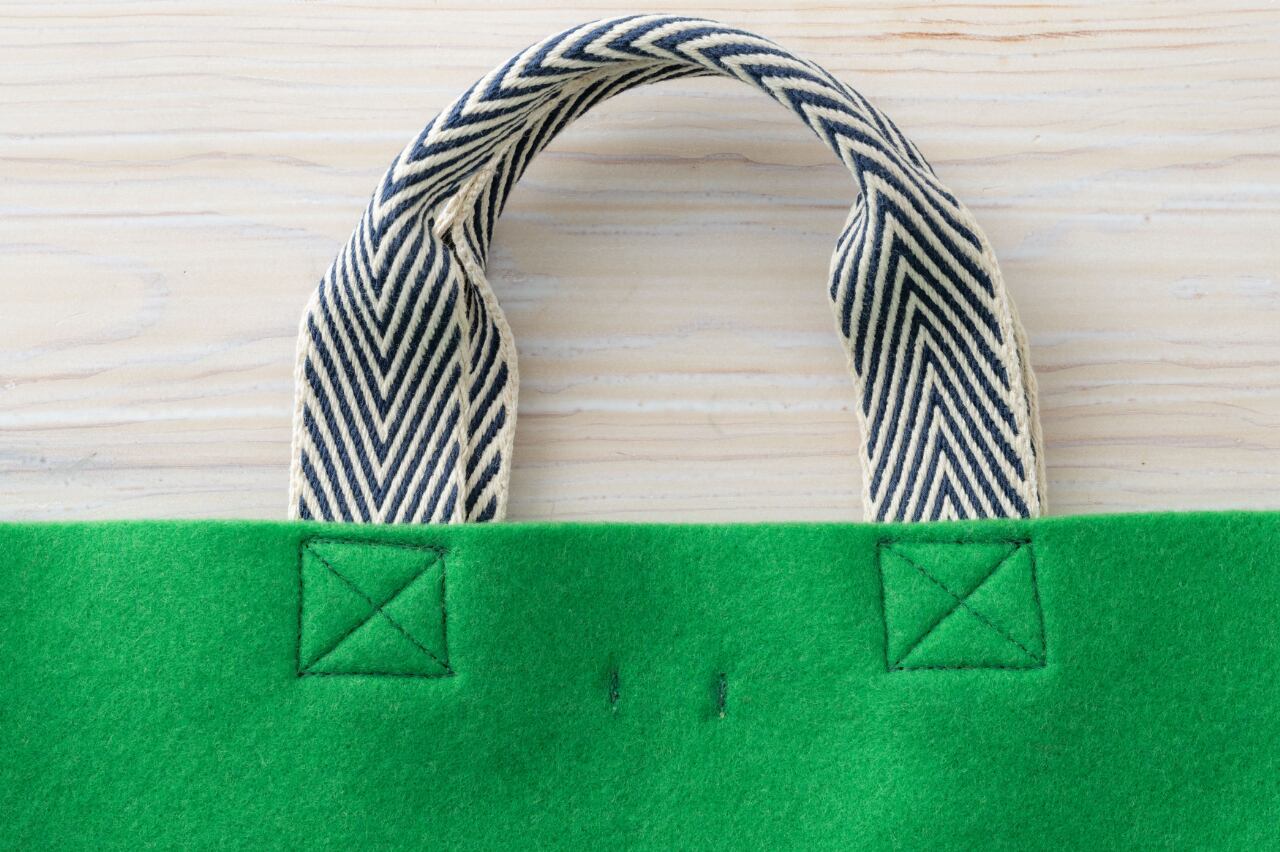 反対側にはブランドタグを留めた縫い目が見えます。