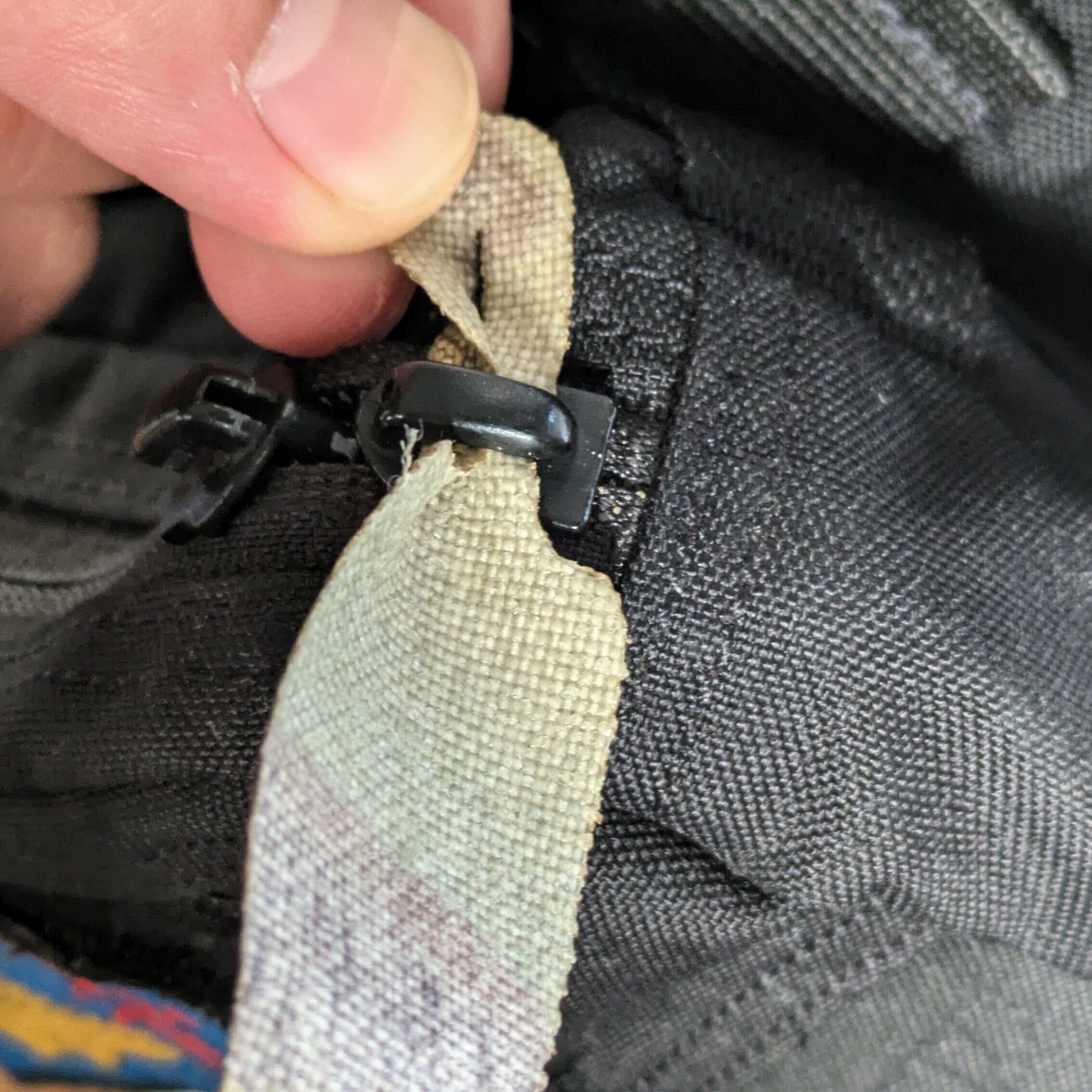 2：切れ目がある方をジッパーの金具に通す