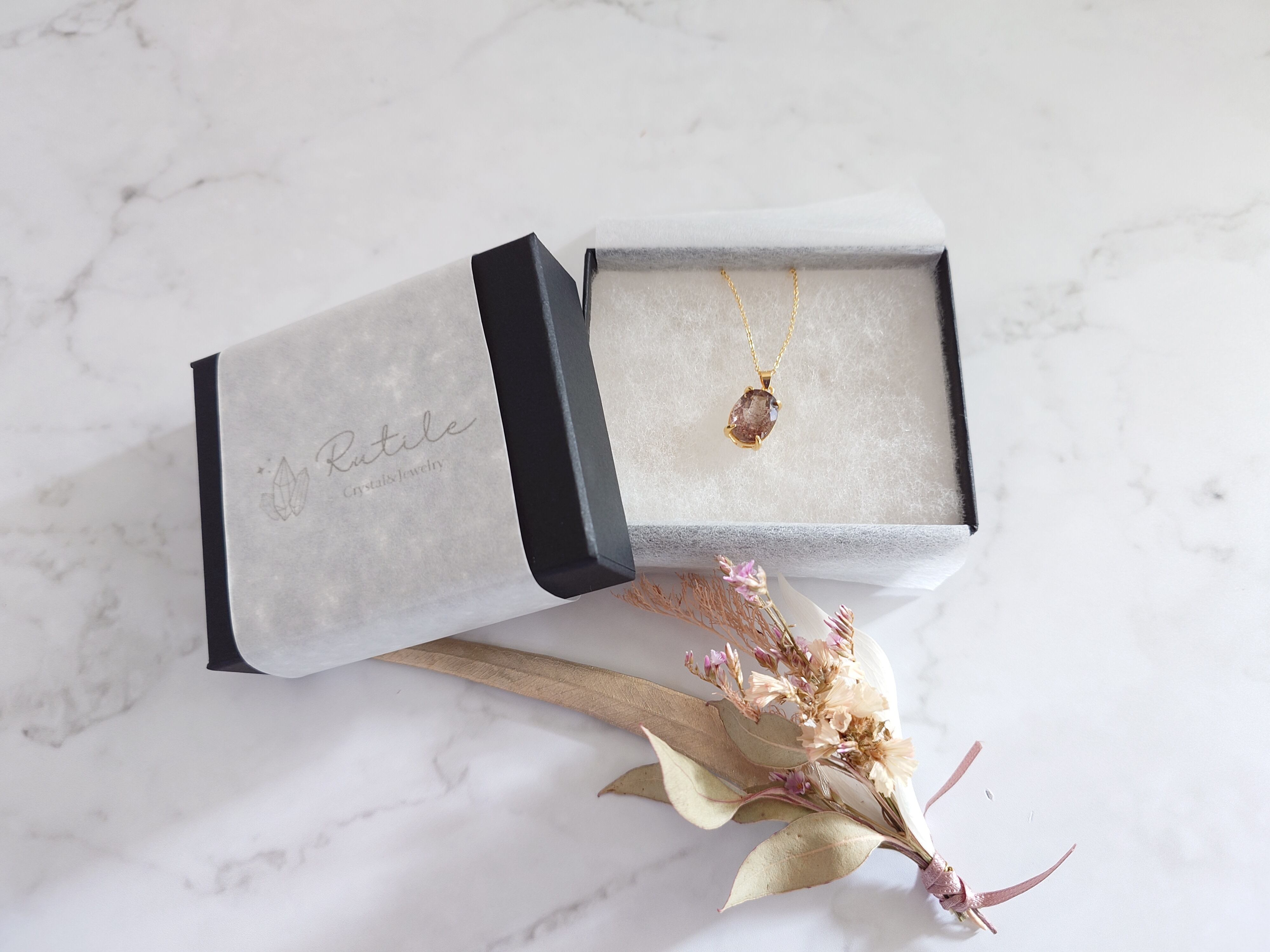 天然石ジュエリーはすべて専用ボックスに入れてお届けします。サイズは、8.8×7.2×2.3cm（約）