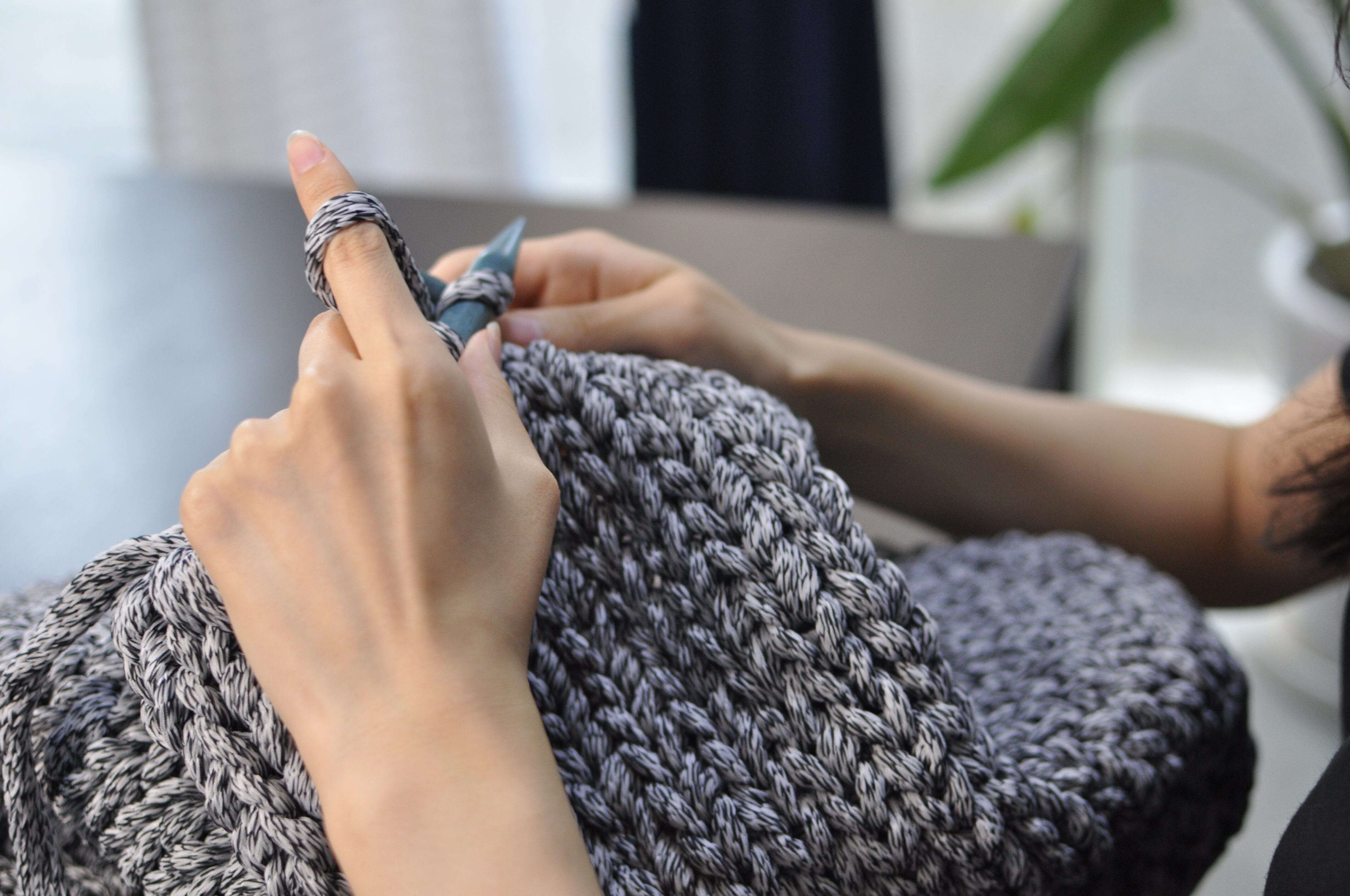 国内の職人によるオールハンドニット