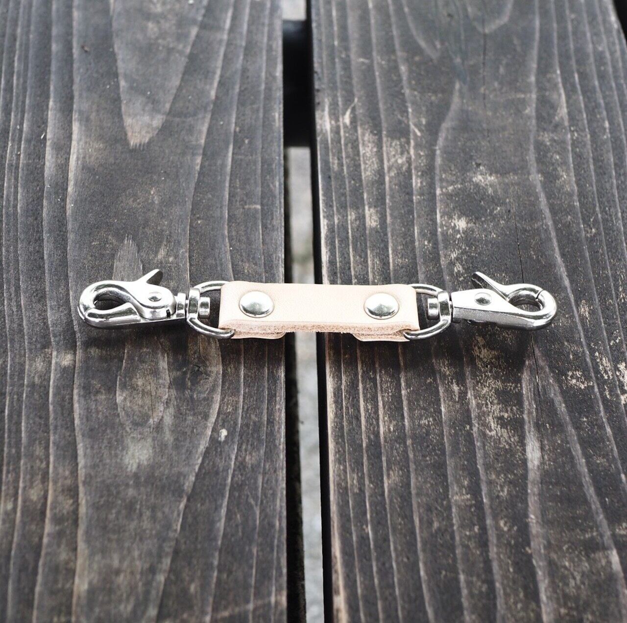 ヌメ革を使用した高級感あふれるアイテム