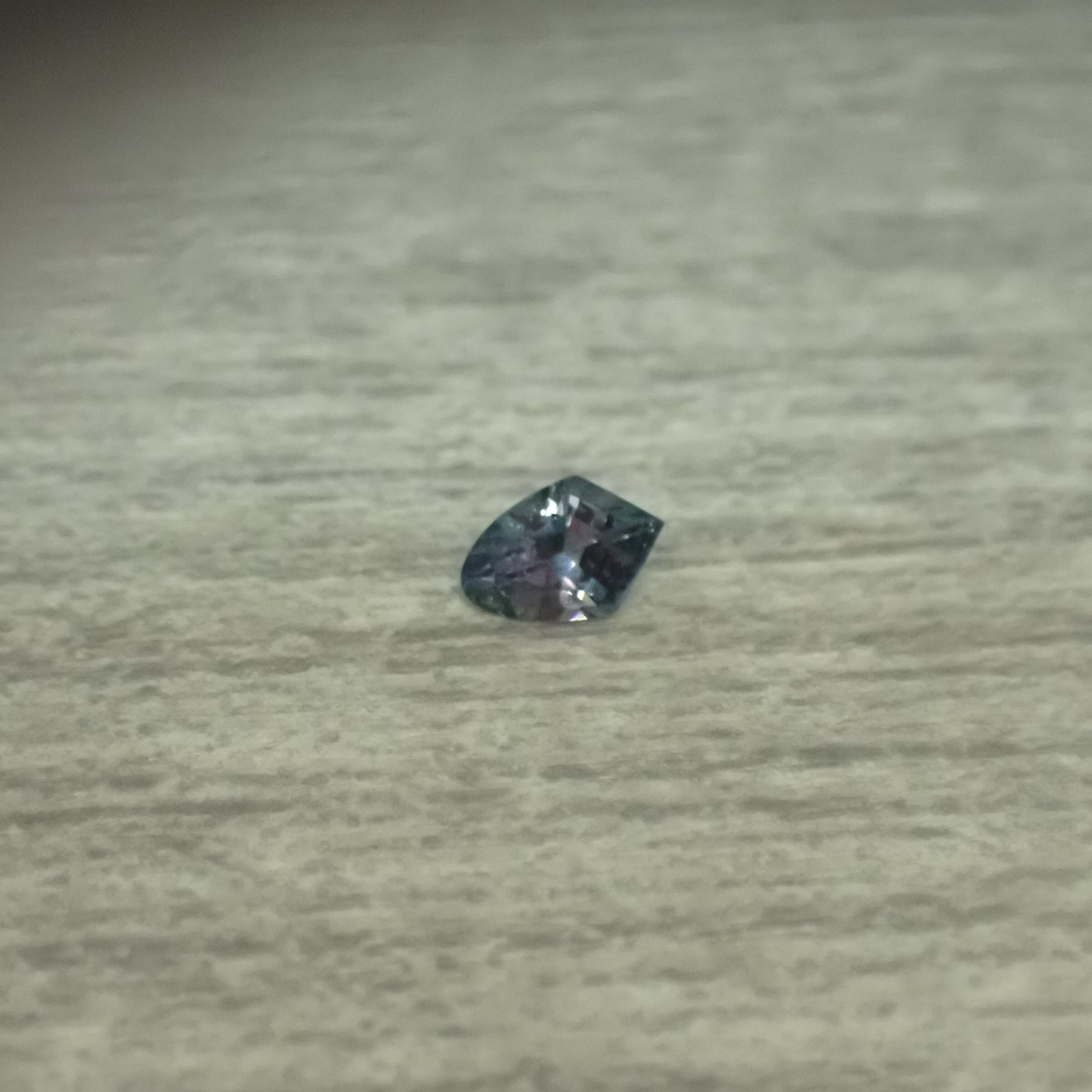 二色鏡で強い多色性