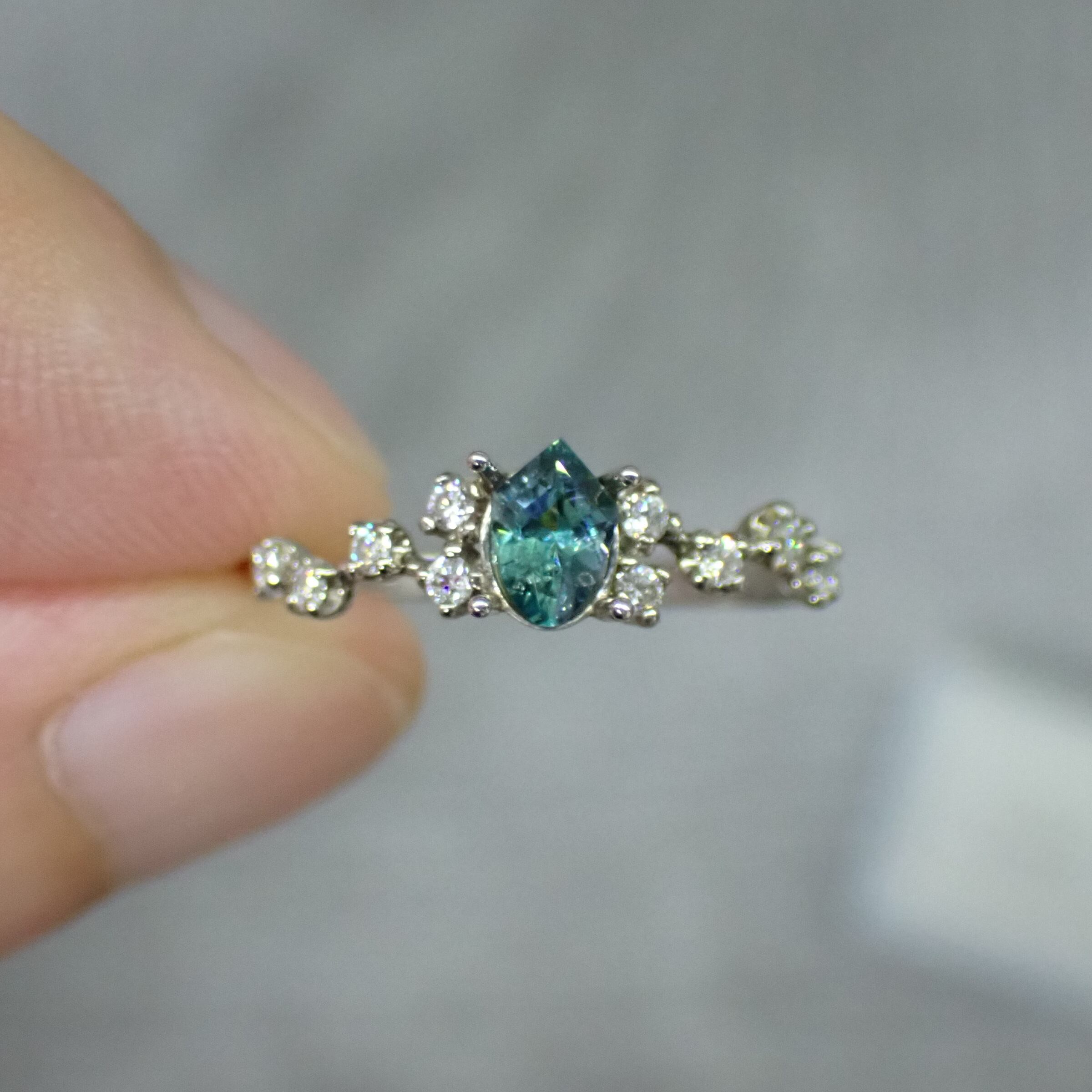 ジュエリーに映えるコーネルピンです