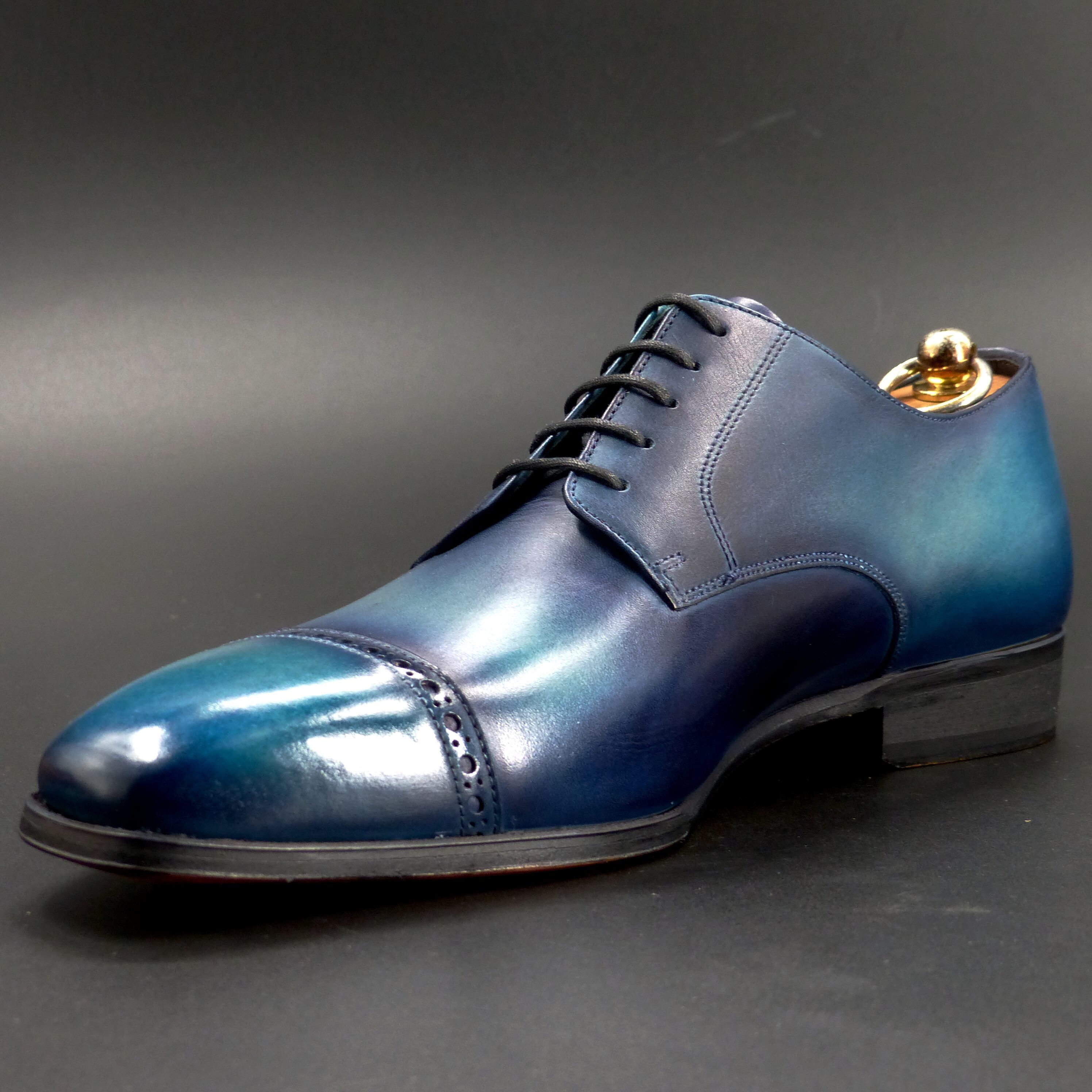 踏まずのくびれが美しい