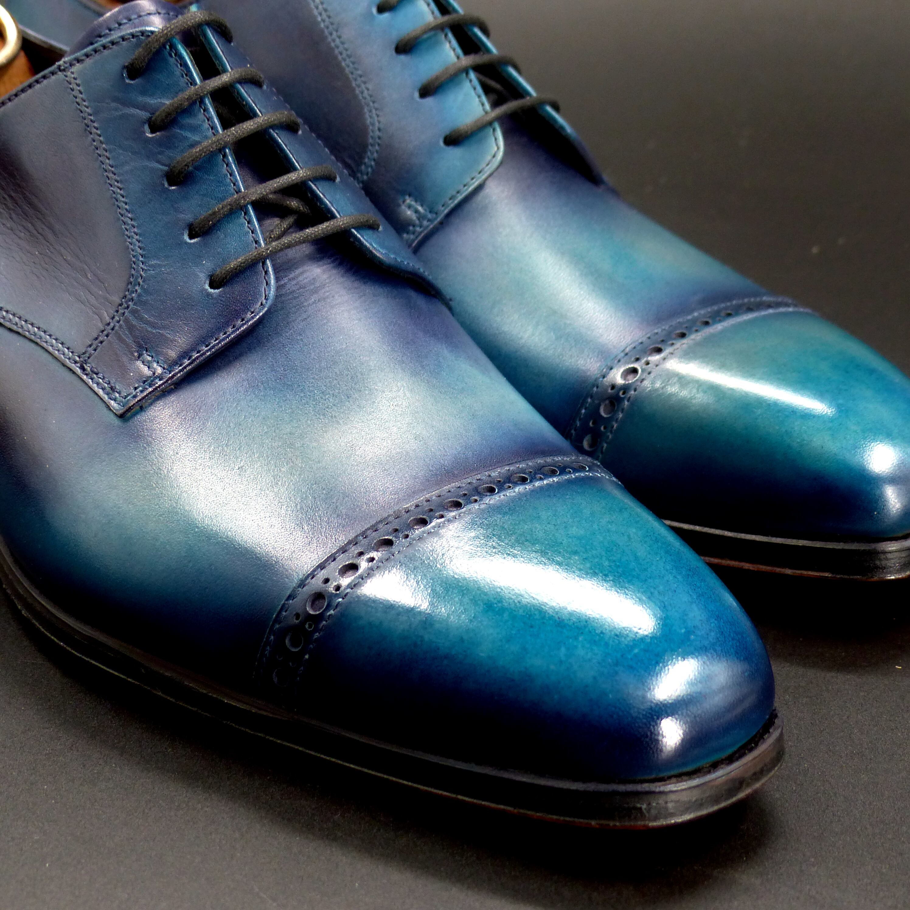 つま先は透明感のあるハンドポリッシュ