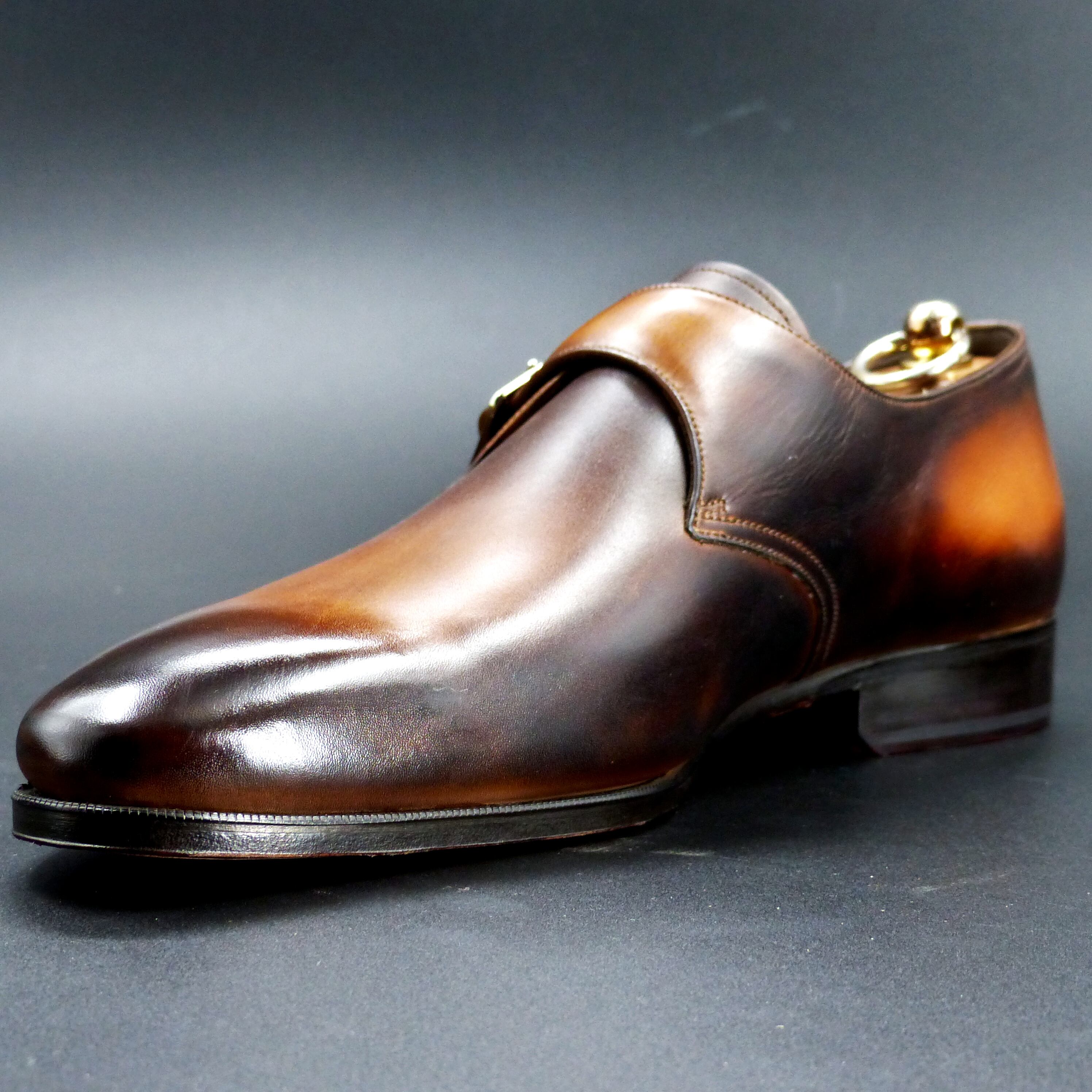 踏まずのくびれが美しい