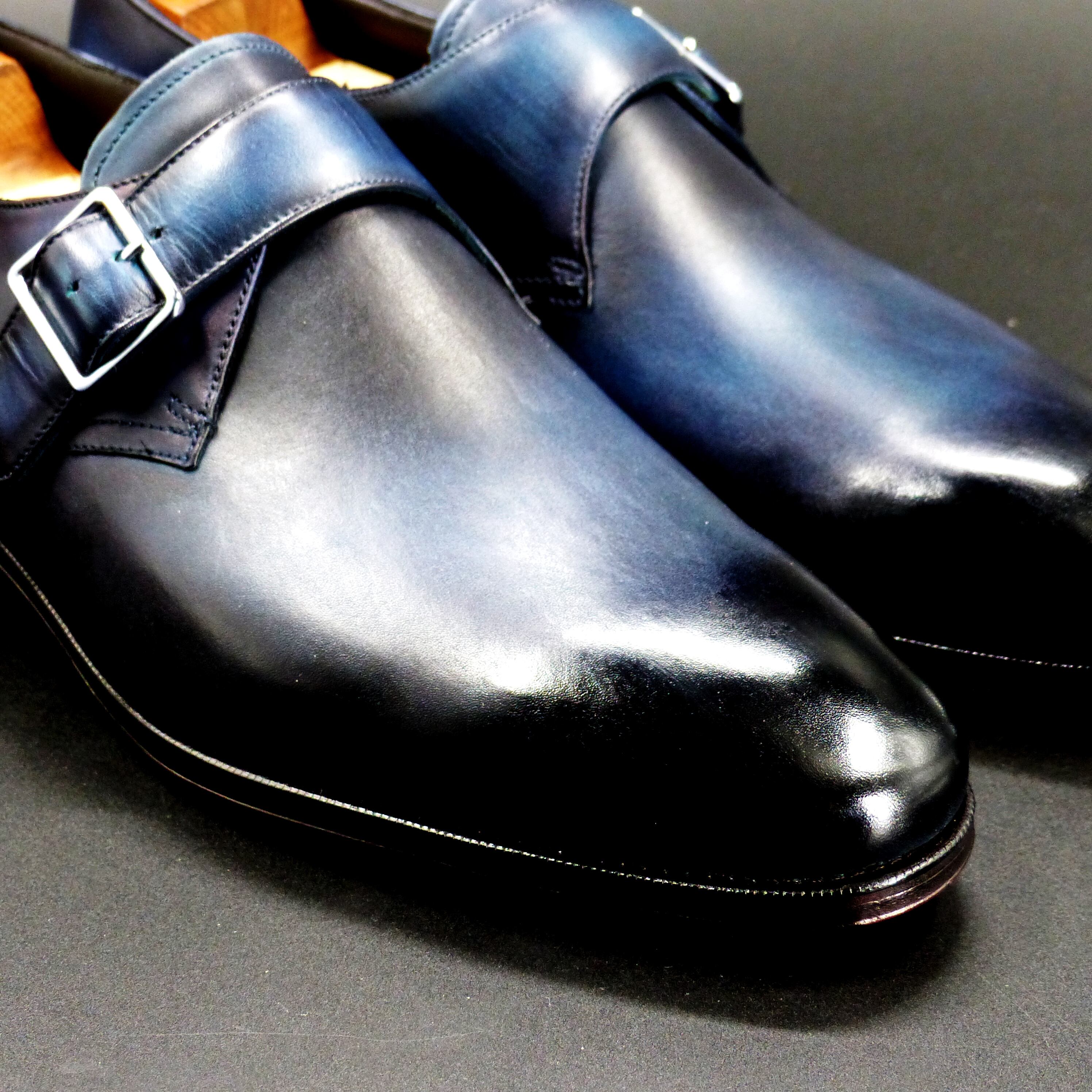 つま先は透明感のあるハンドポリッシュ