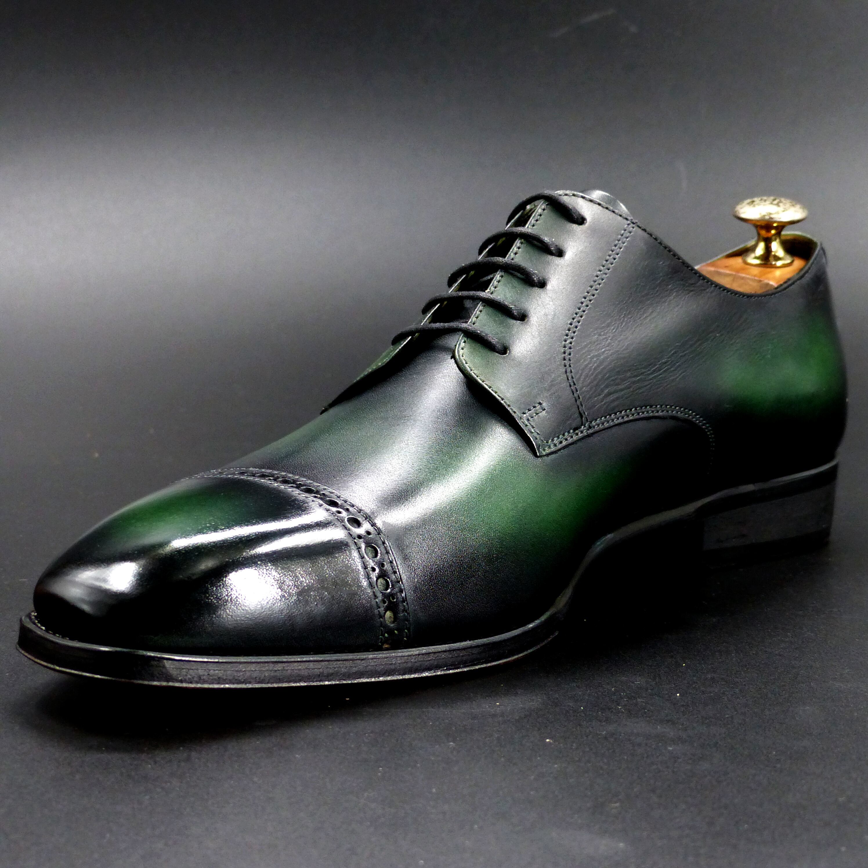 踏まずのくびれが美しい