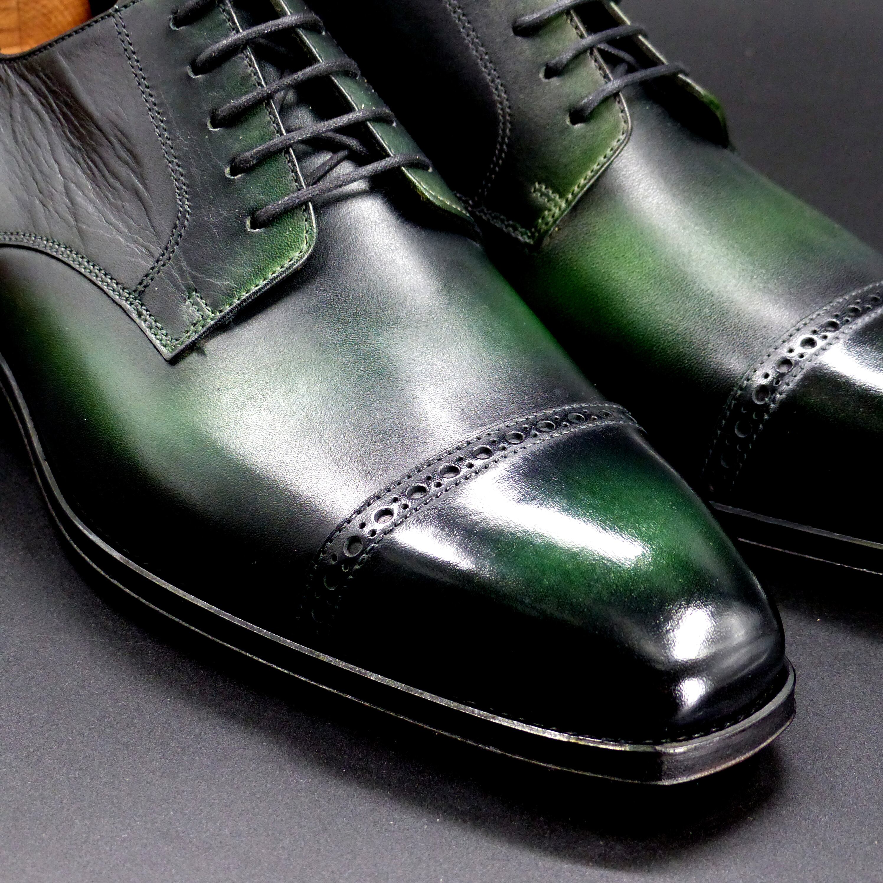 つま先は透明感のあるハンドポリッシュ