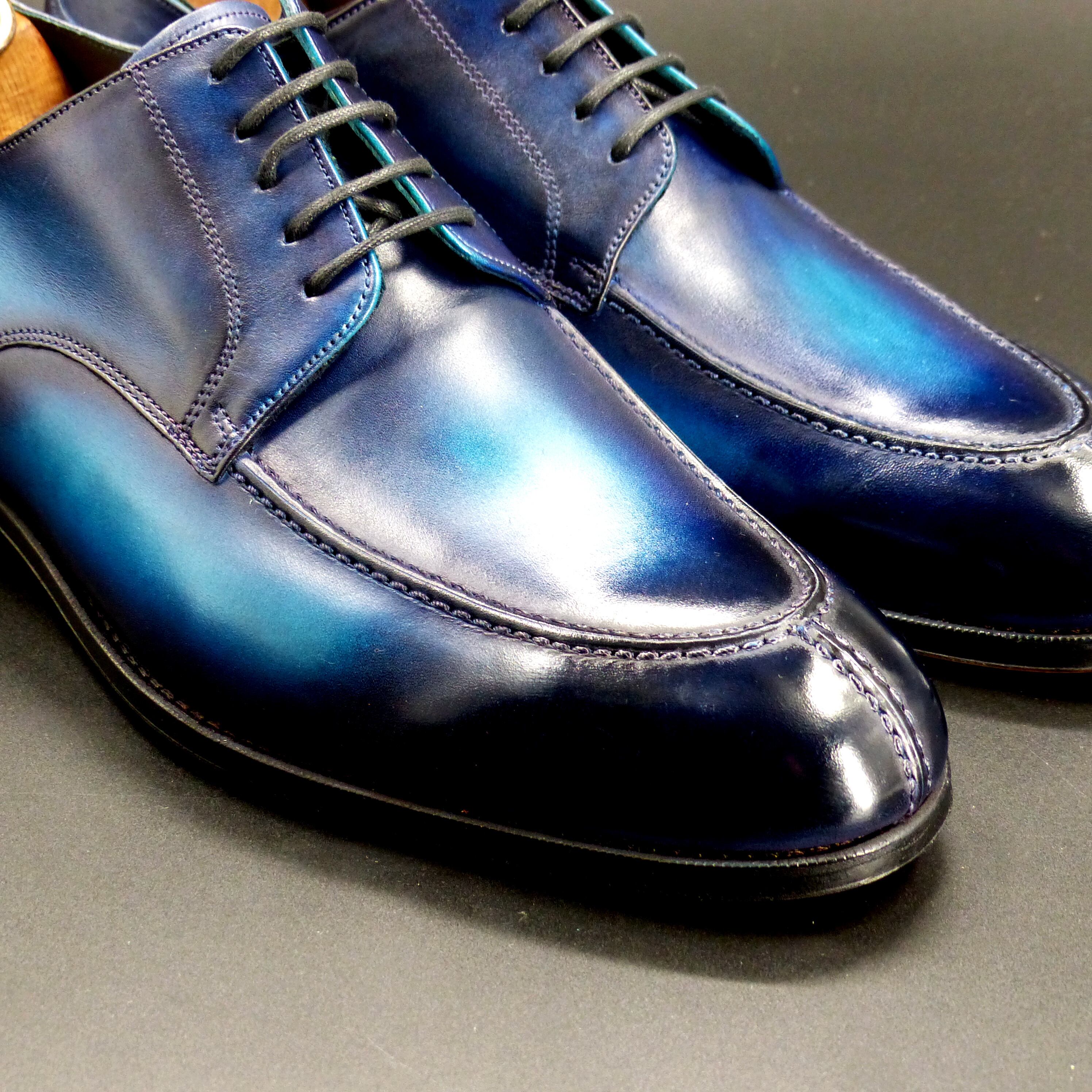 つま先は透明感のあるハンドポリッシュ