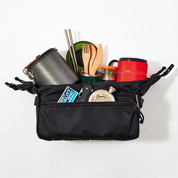 小物の収納に便利な外側のジッパーポケット。