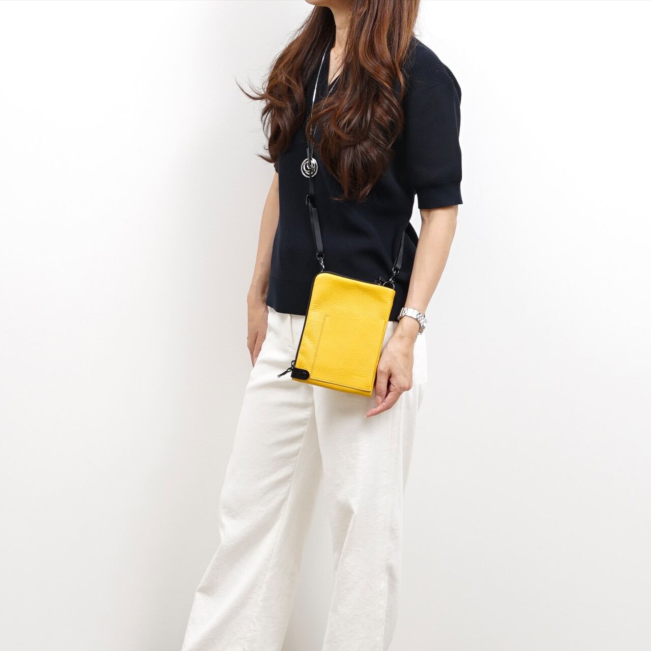 いつものハンドバッグやリュックにプラスして。