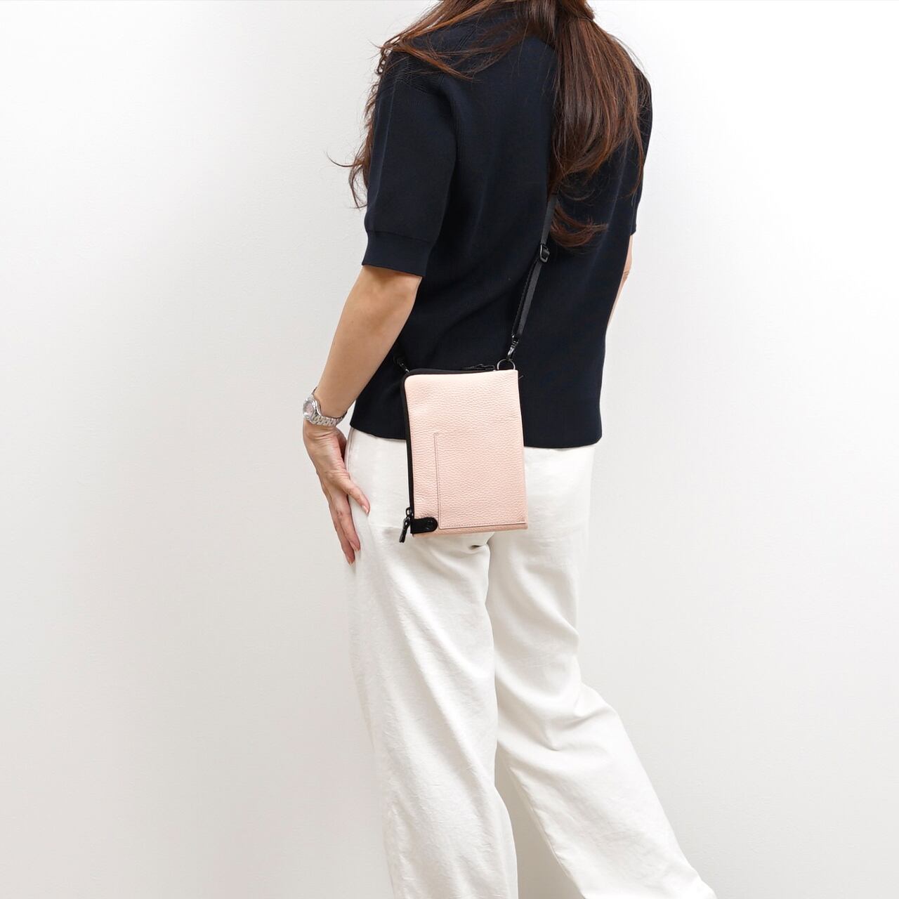 イタリアンシュリンクレザーにブラックの付属革とのコントラストがしっくり馴染み上品さを醸し出している。