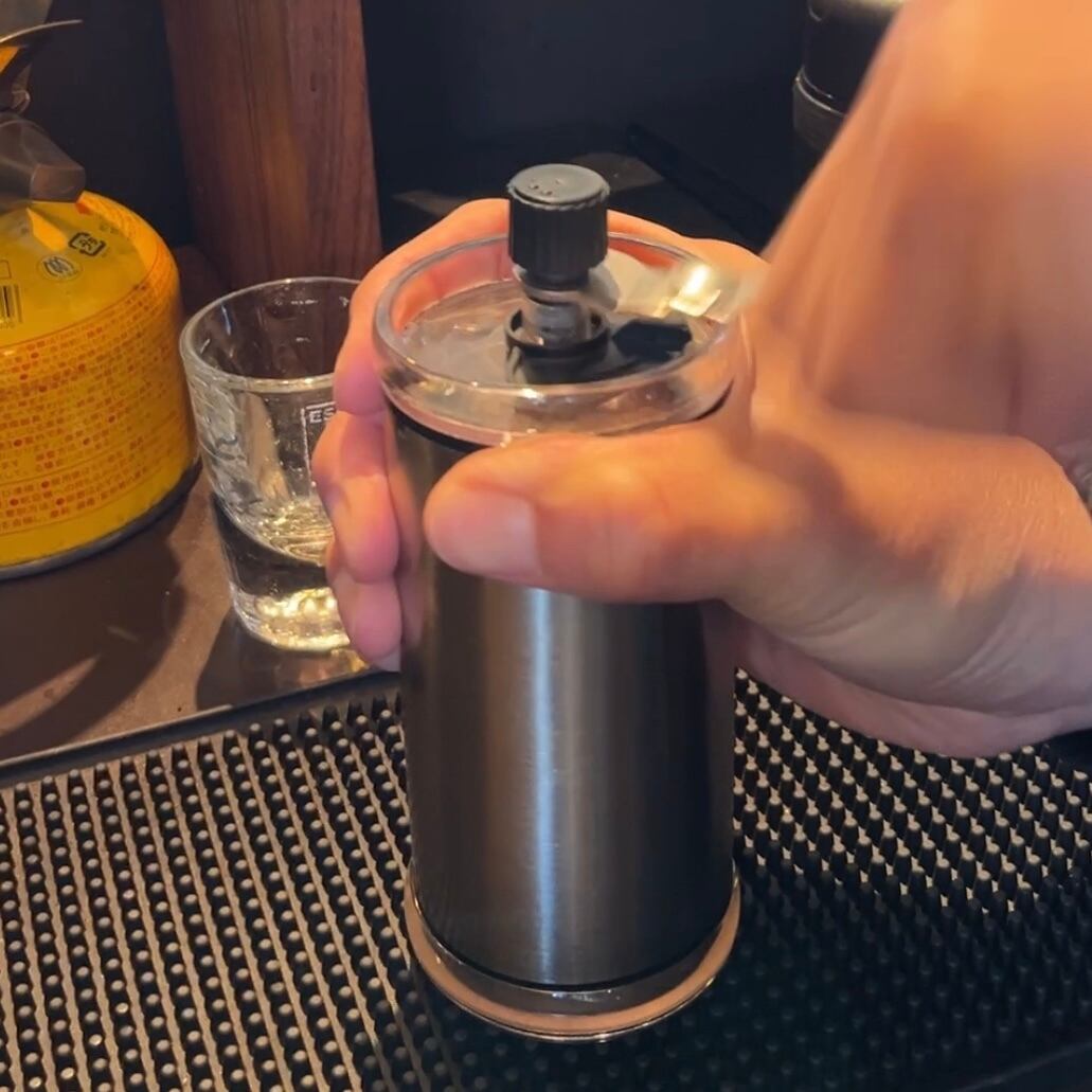 エスプレッソブレンド10gを極細で挽きます。使用したミルはキャンドゥの500円ミル。