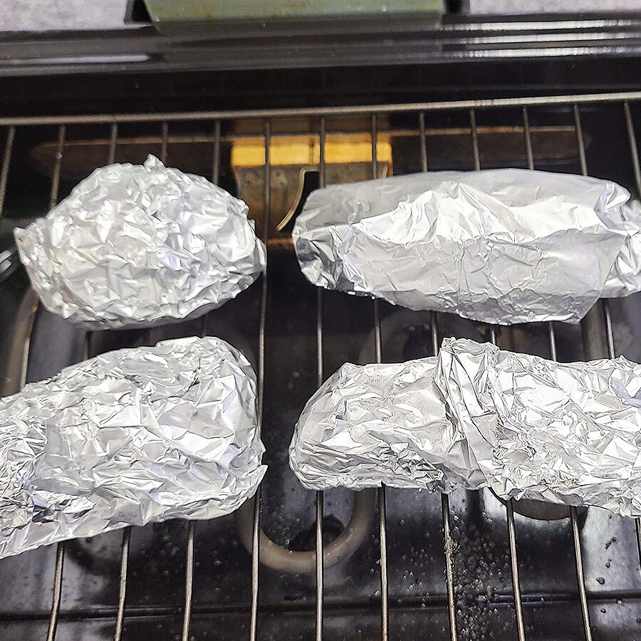 凍った状態のまま、160℃で60分、オーブンで再度焼きます（二度焼き）