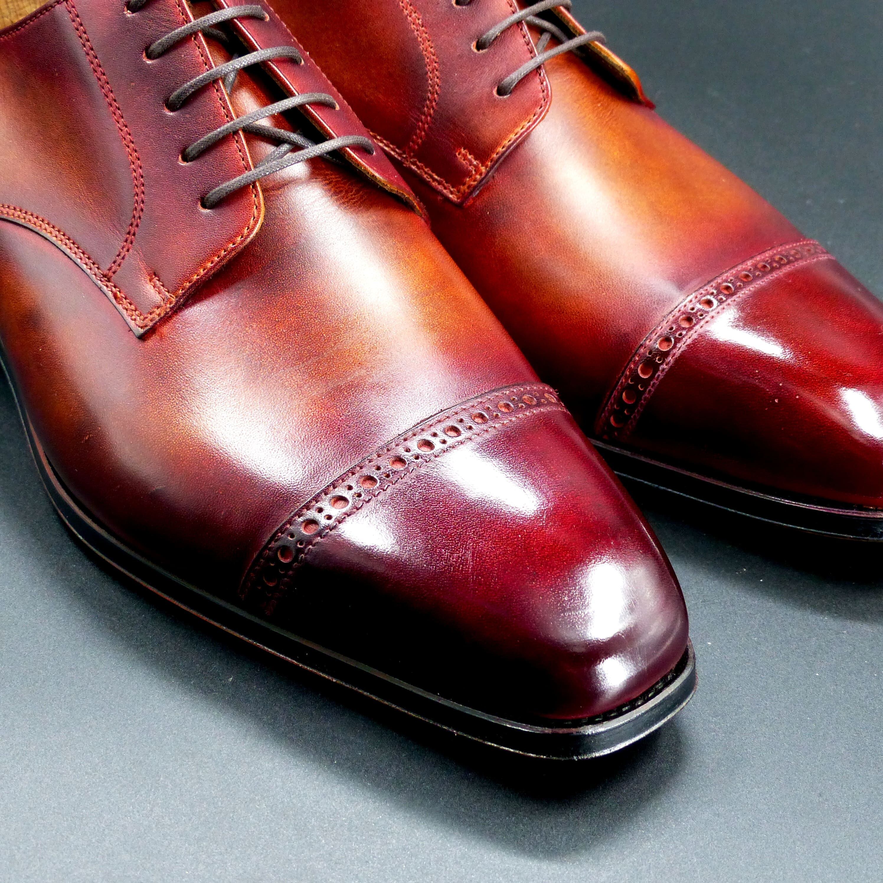 トゥの部分は透明感のあるハンドポリッシュ