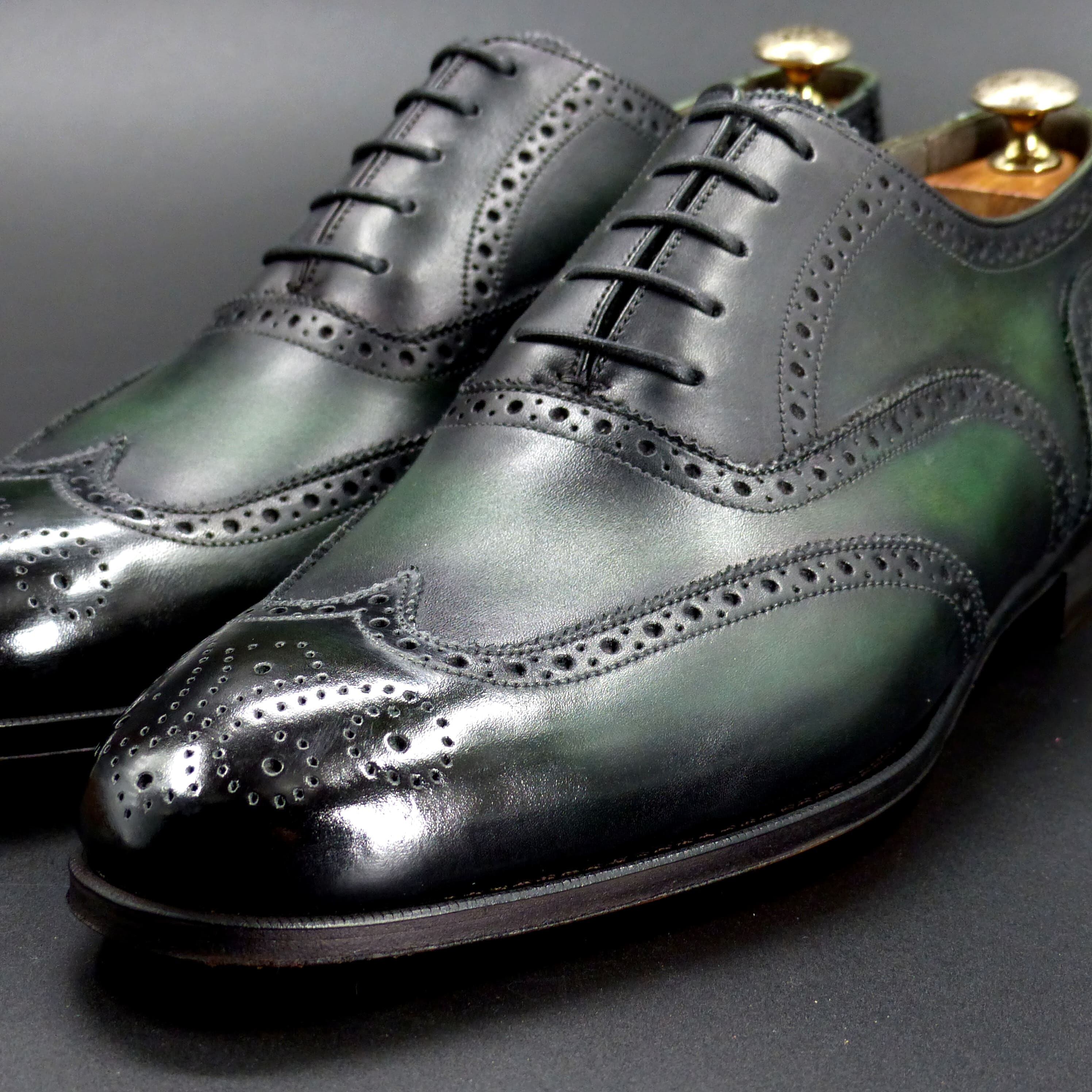 トゥの部分は透明感のあるハンドポリッシュ