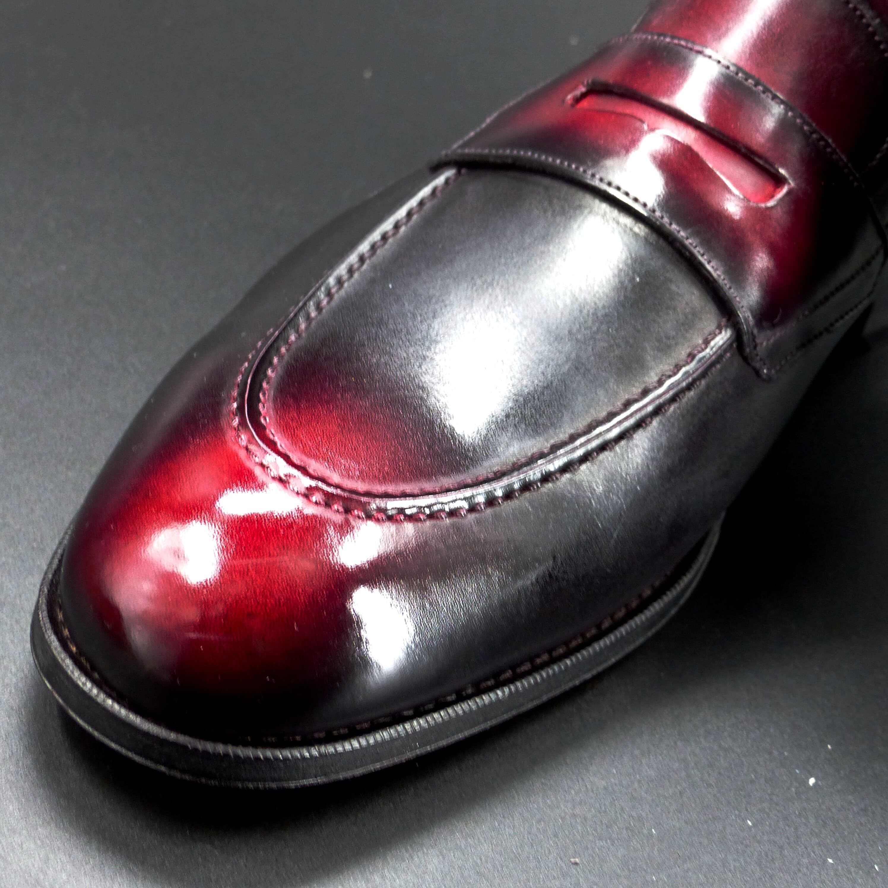 トゥの部分は透明感のあるハンドポリッシュ