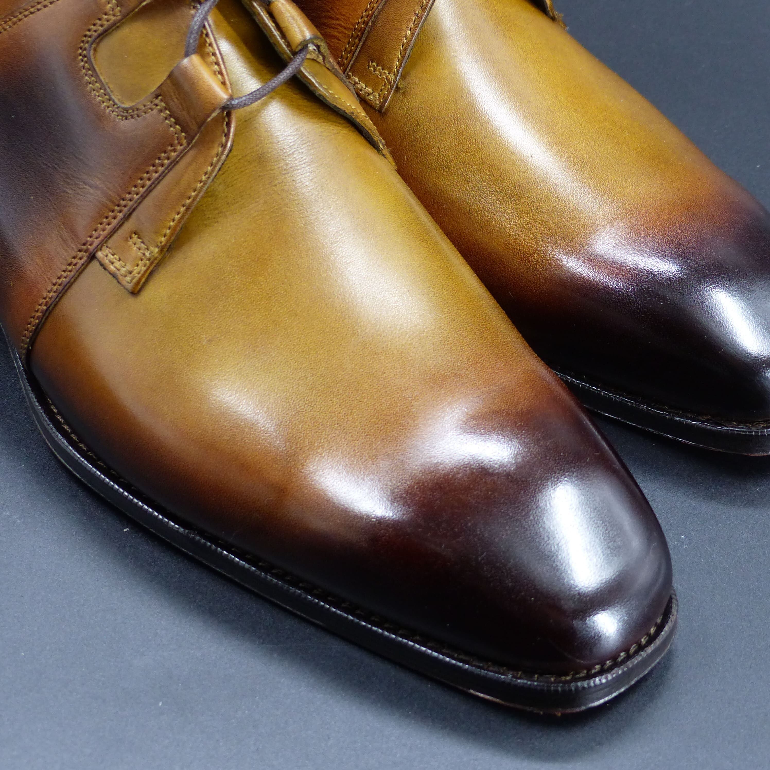 トゥの部分は透明感のあるハンドポリッシュ