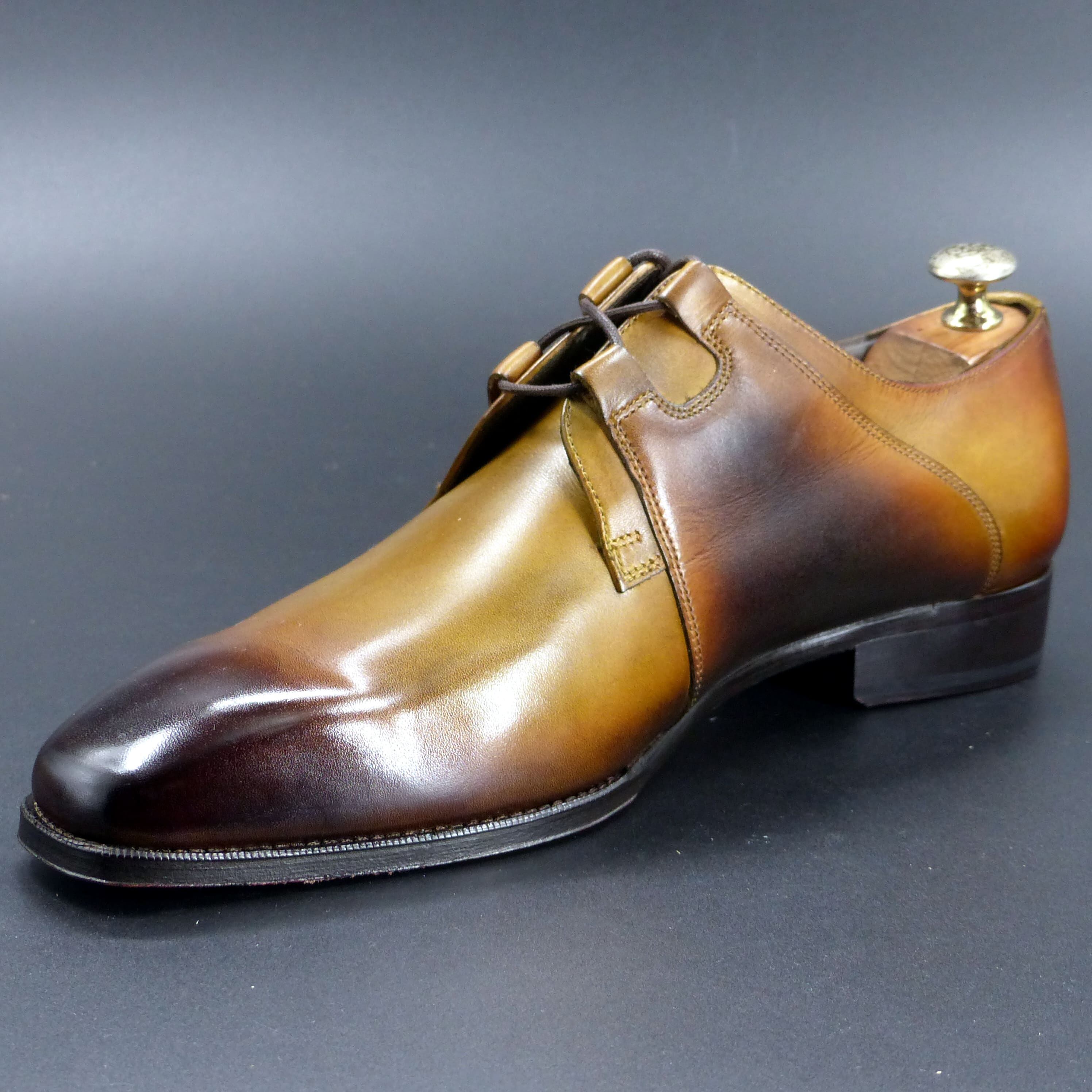 踏まずのくびれが美しい