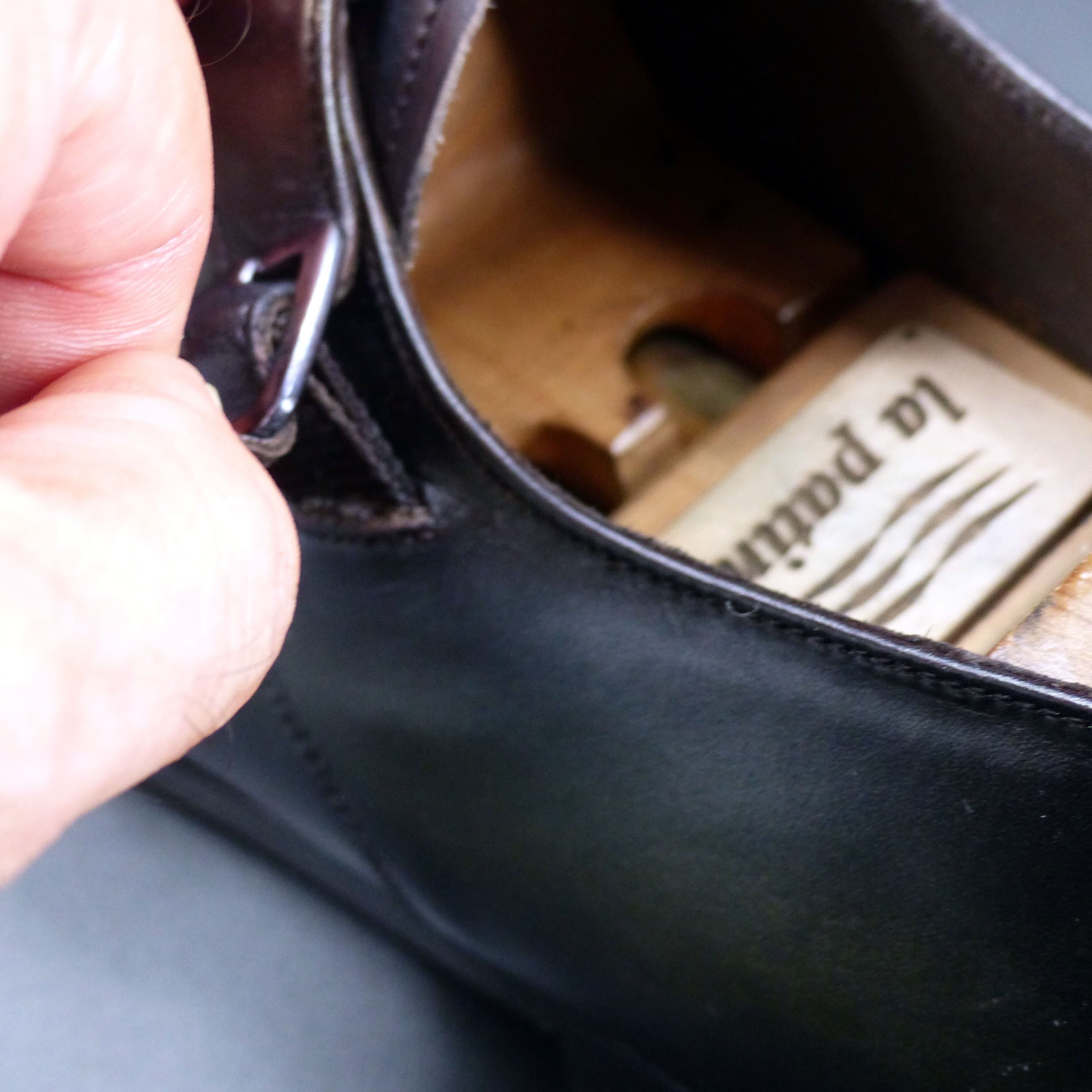 バックルの下はゴア入りで着脱楽々