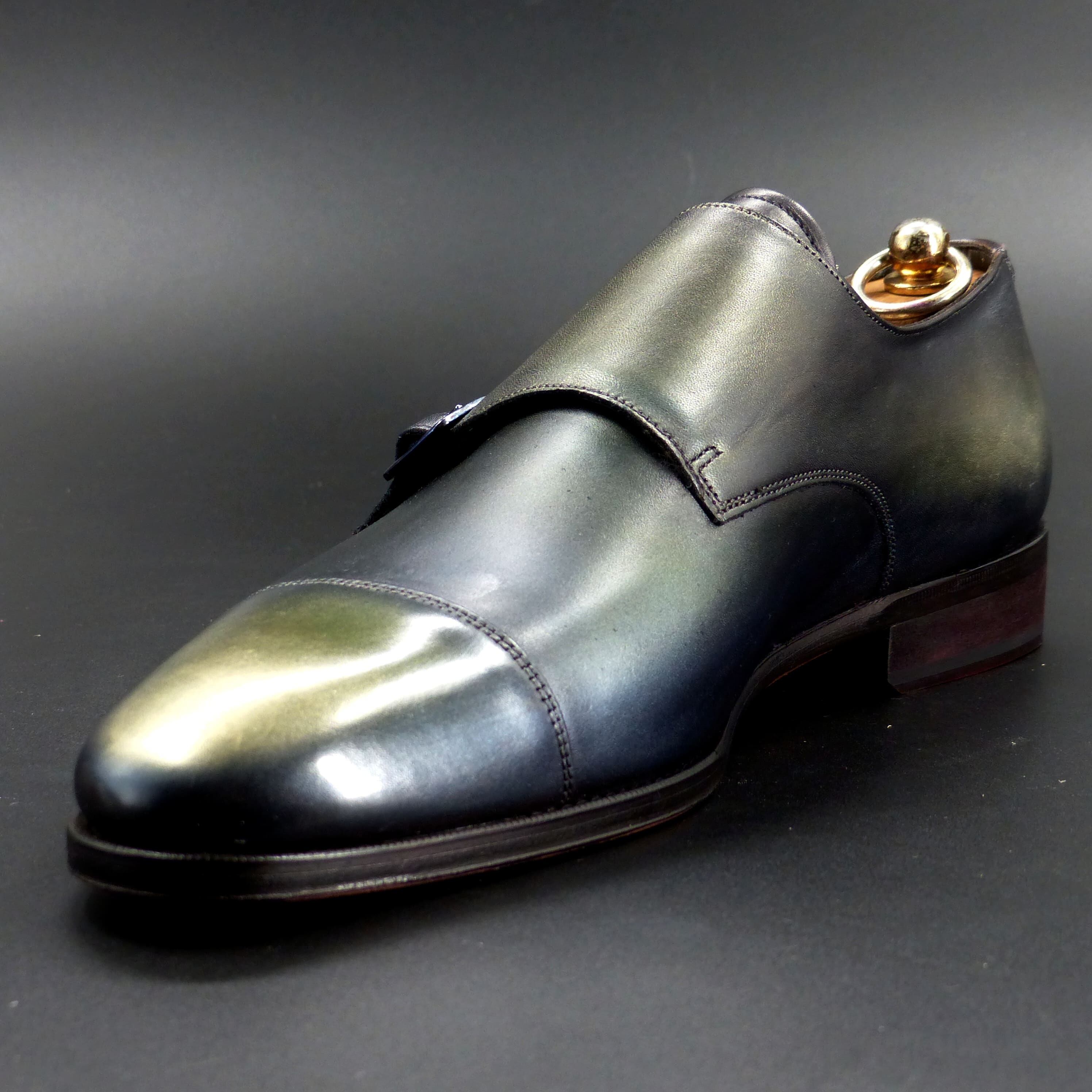 踏まずのくびれが美しい