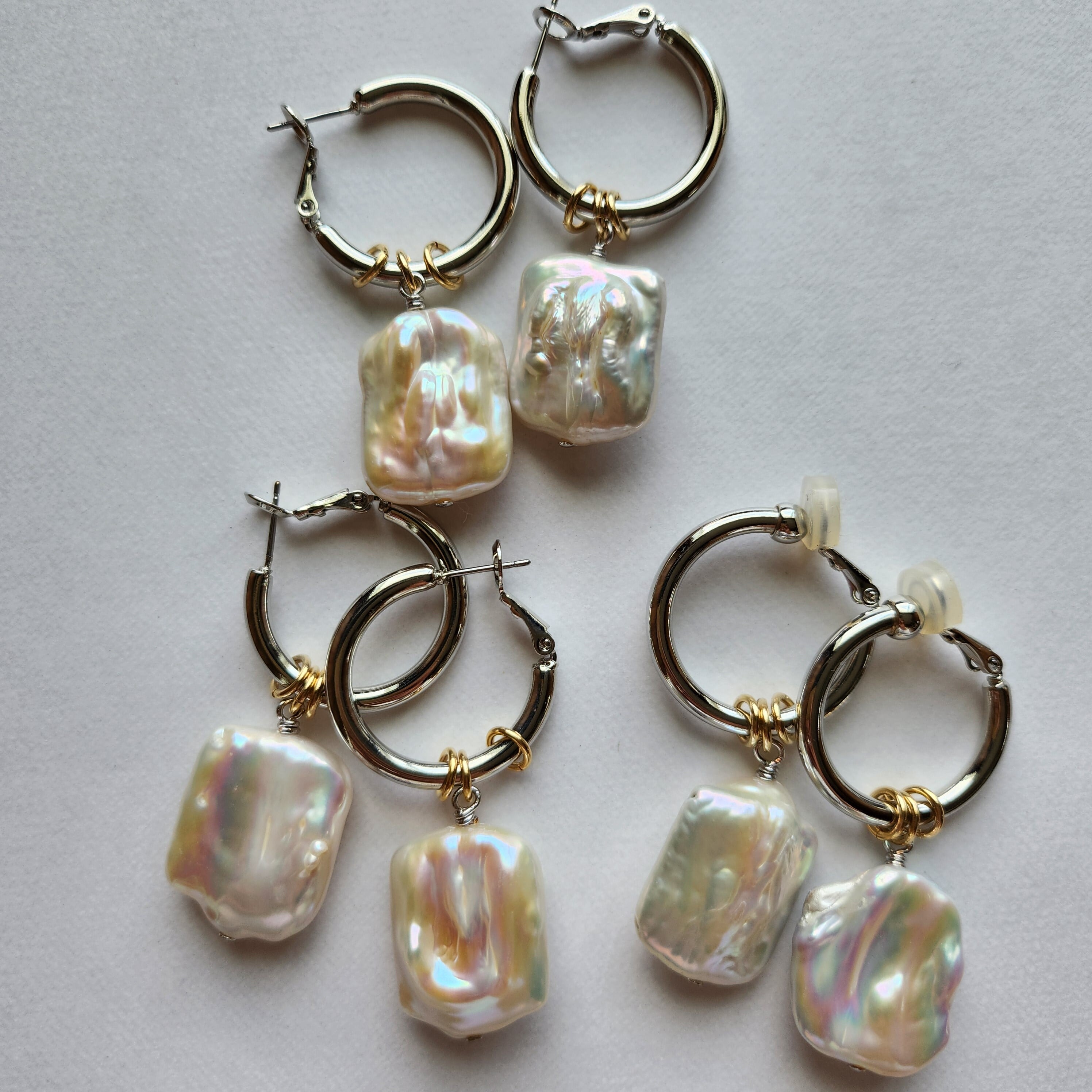 長方型の淡水パールが目を惹くやや大ぶりなピアス&イヤリング