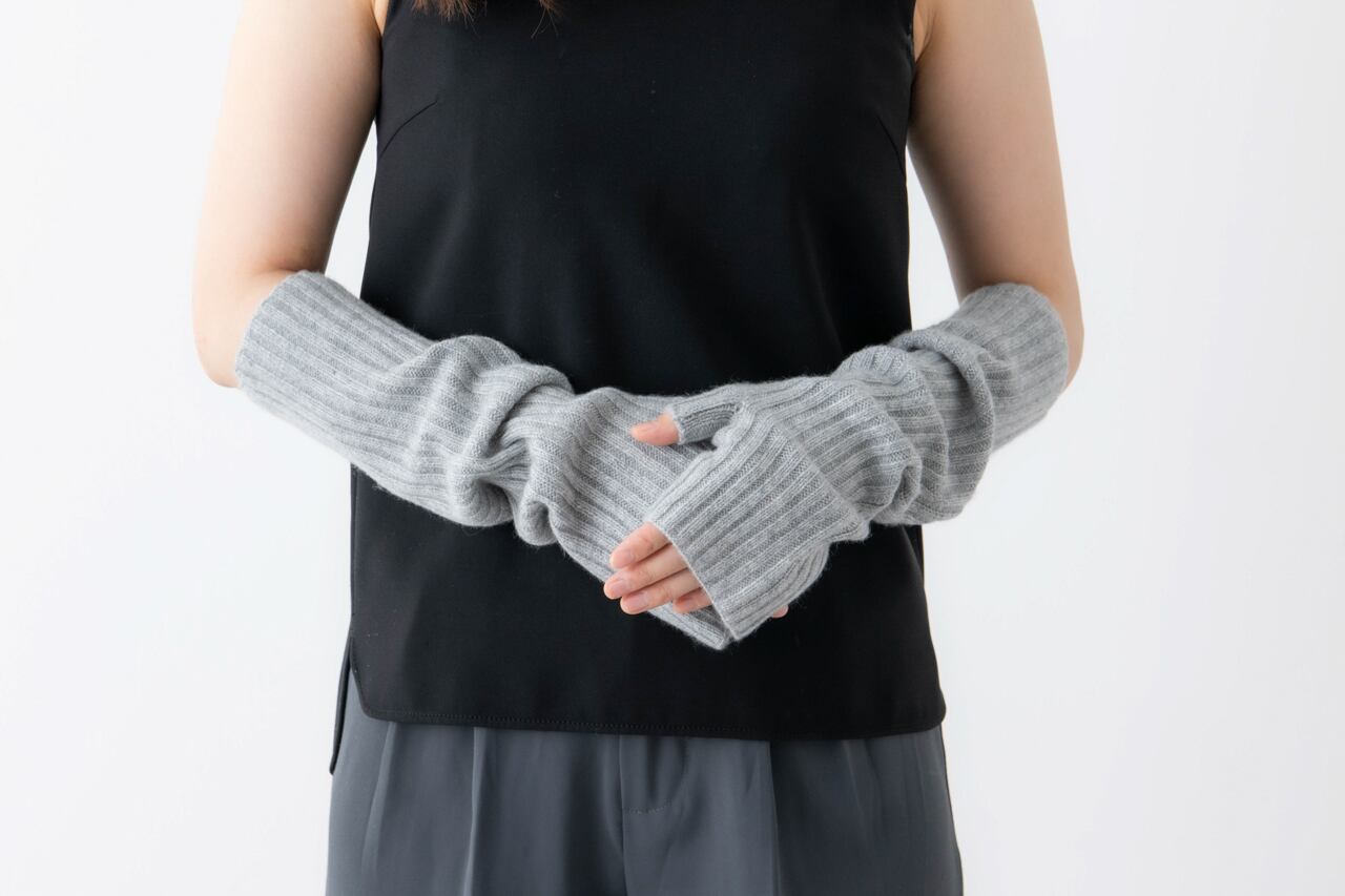 〈ライトグレー〉ちょっとルーズな着け方も。