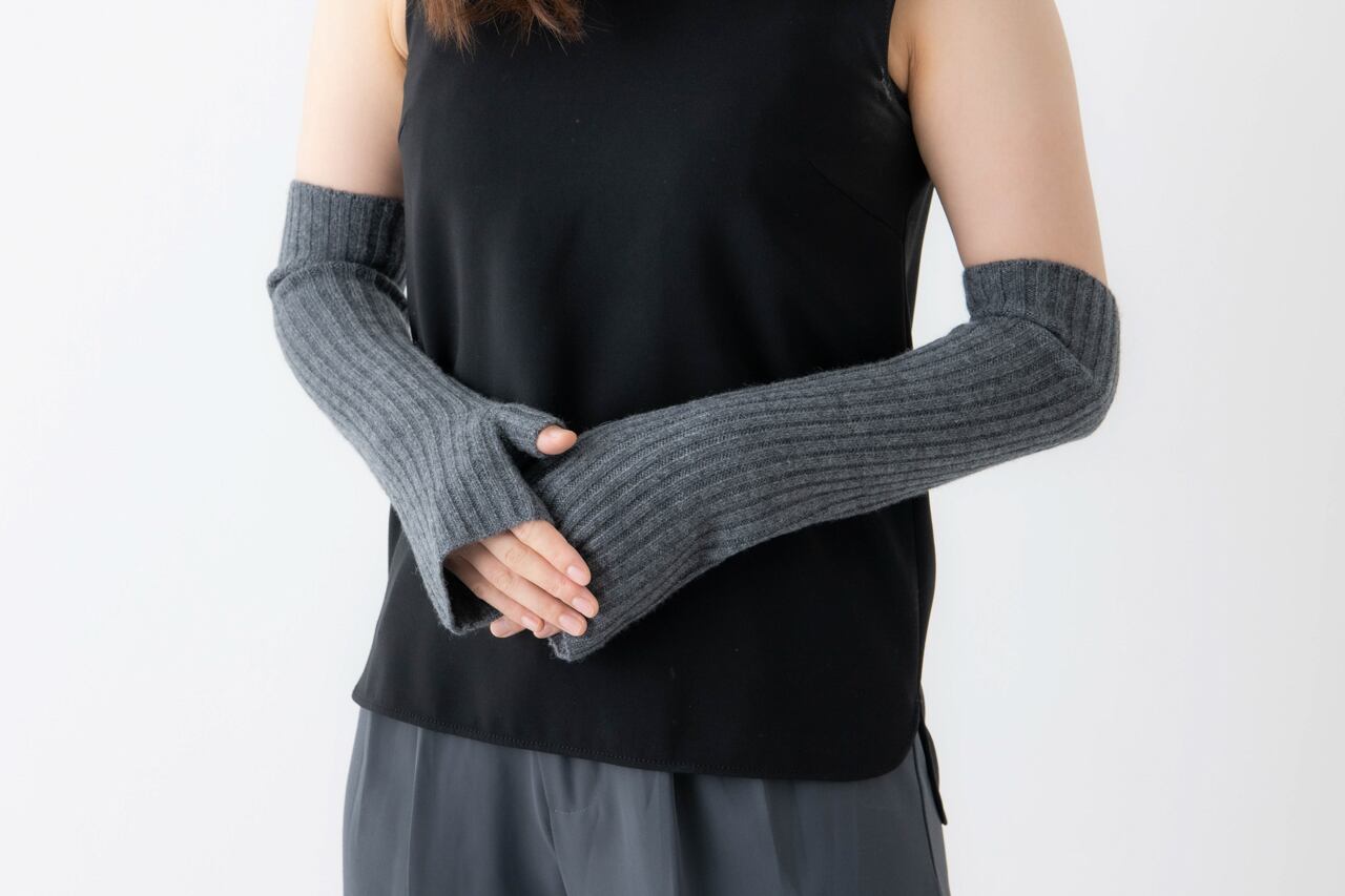 〈チャコールグレ―〉アウターの袖の中に入れても暖かいです。
