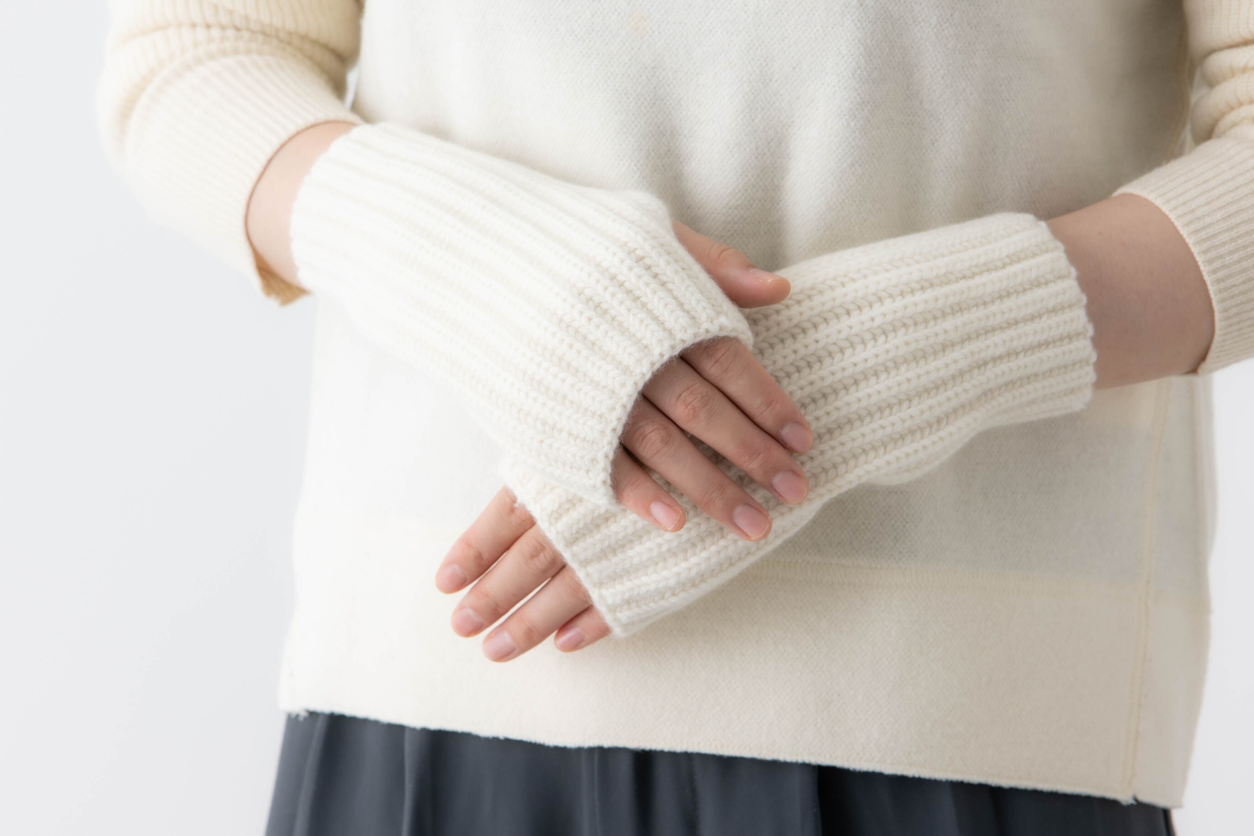 〈ホワイト〉手先に白もアクセントになって素敵！