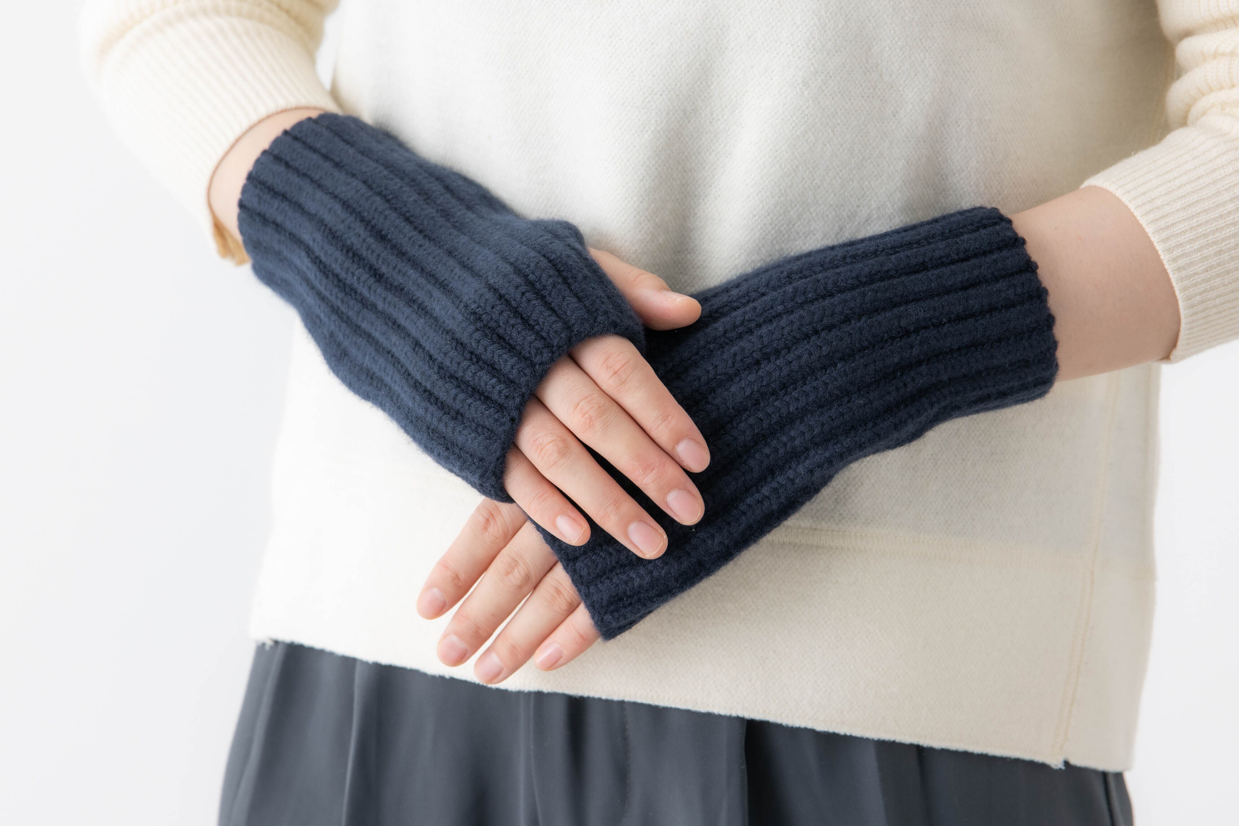 〈ネイビー〉指先が出ているので、スマホは使えます。