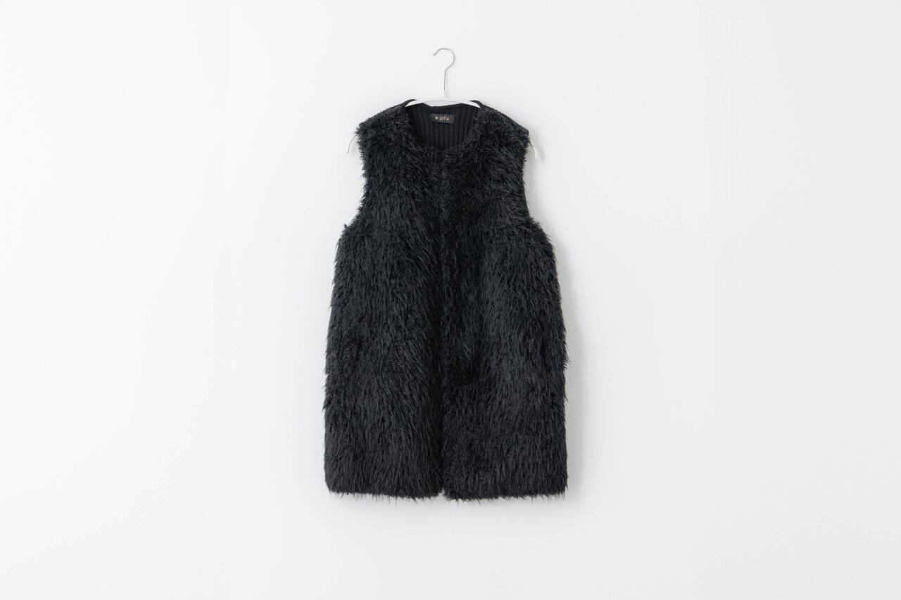 フックをすべて留めるとスッキリ、両側にポケットあり