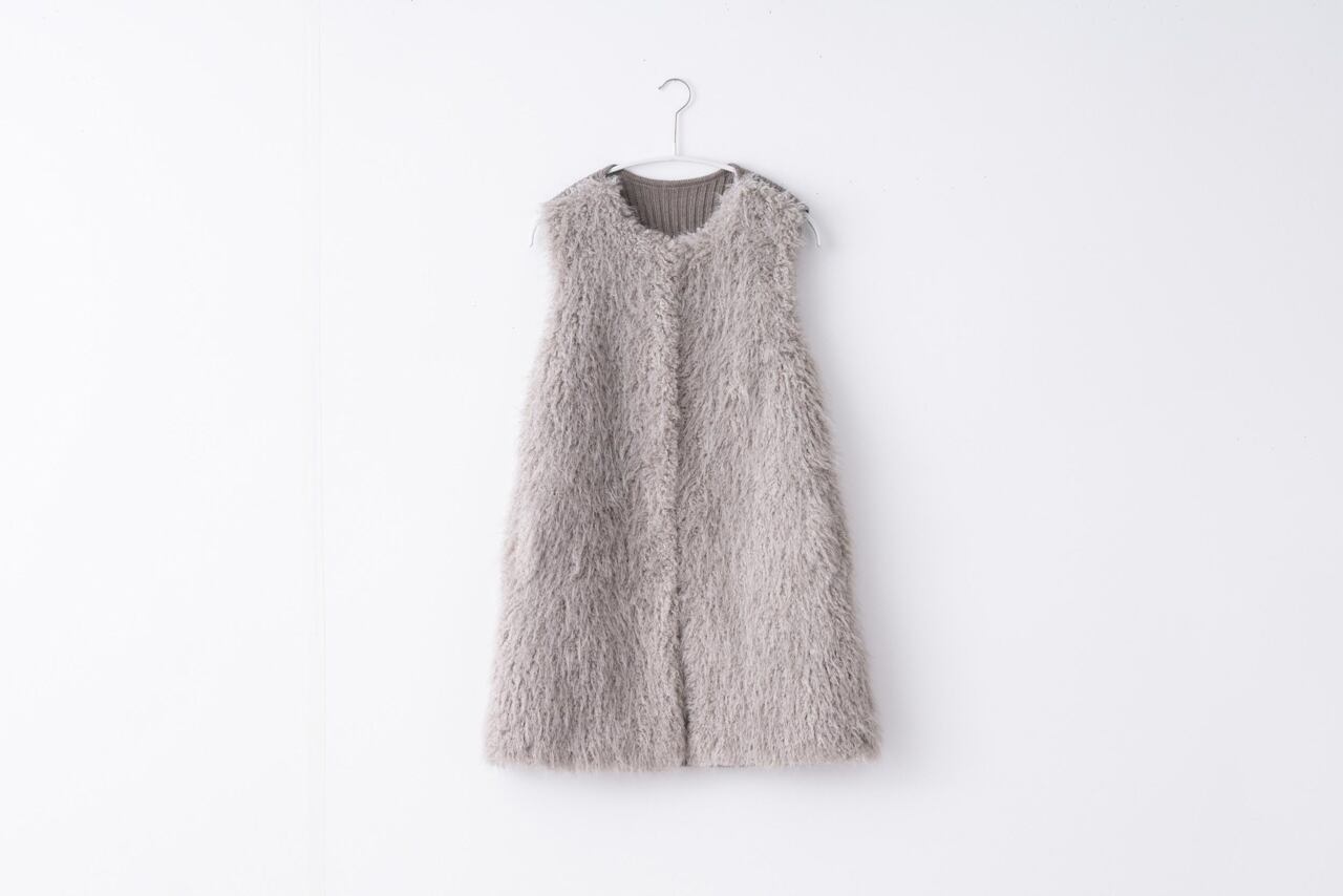 前身頃はエコファー、両側にポケット付き