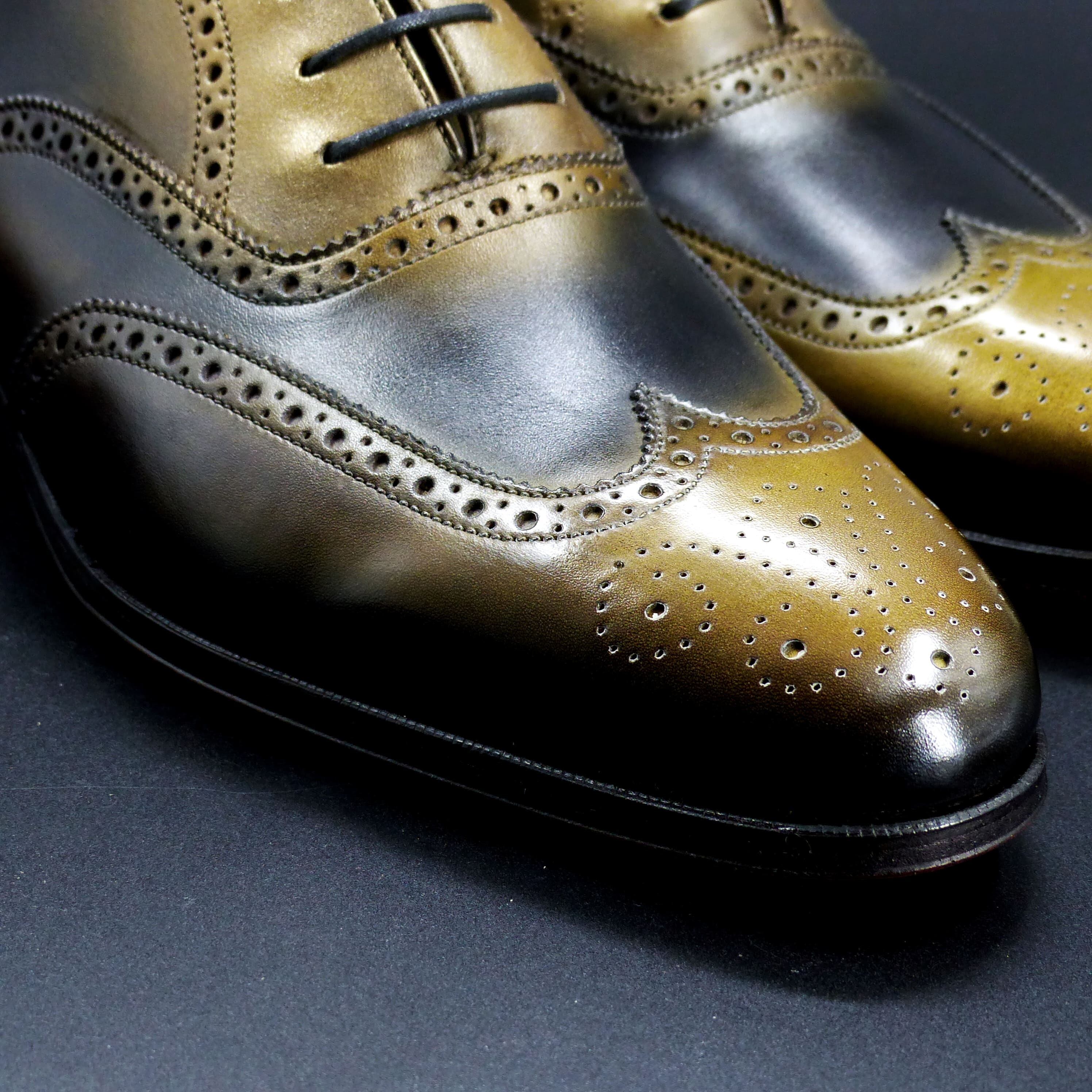 つま先部分は透明感のあるハンドポリッシュ