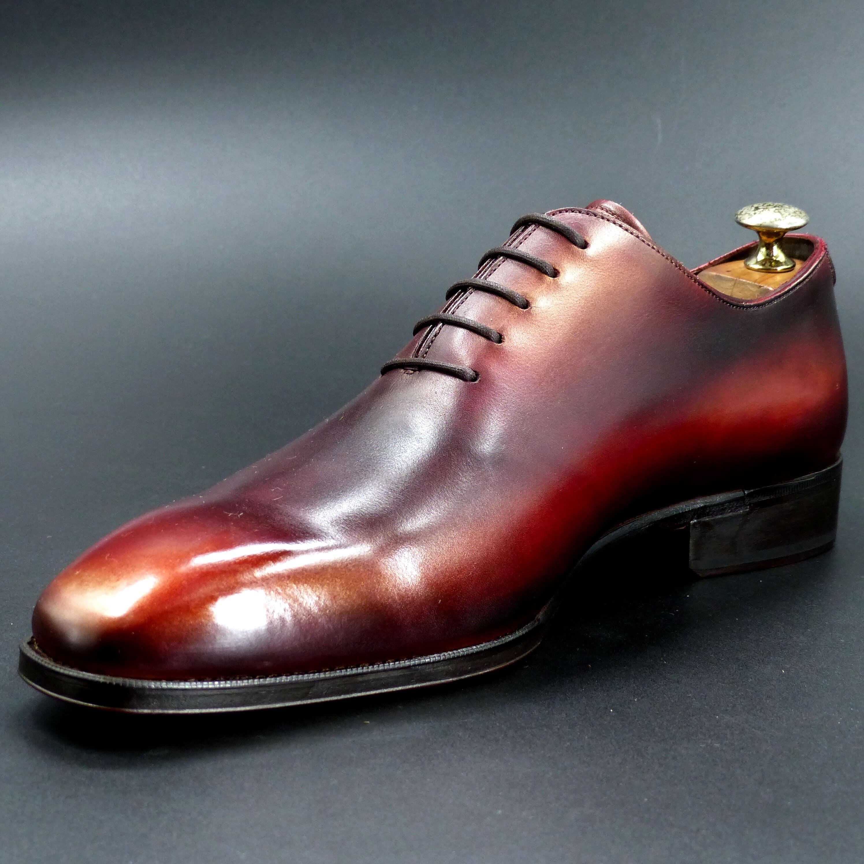 踏まずのくびれが美しい