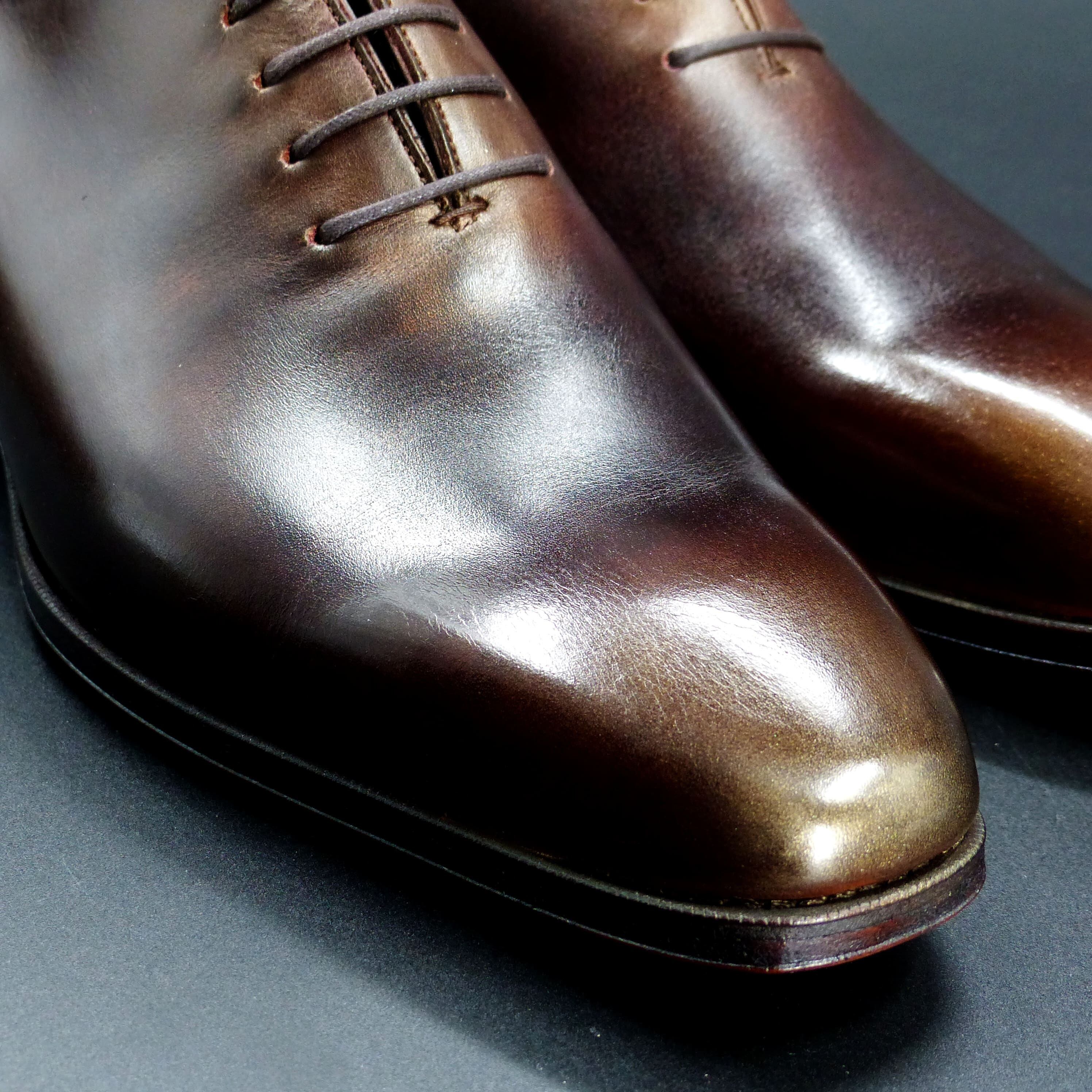 つま先部分は透明感のあるハンドポリッシュ