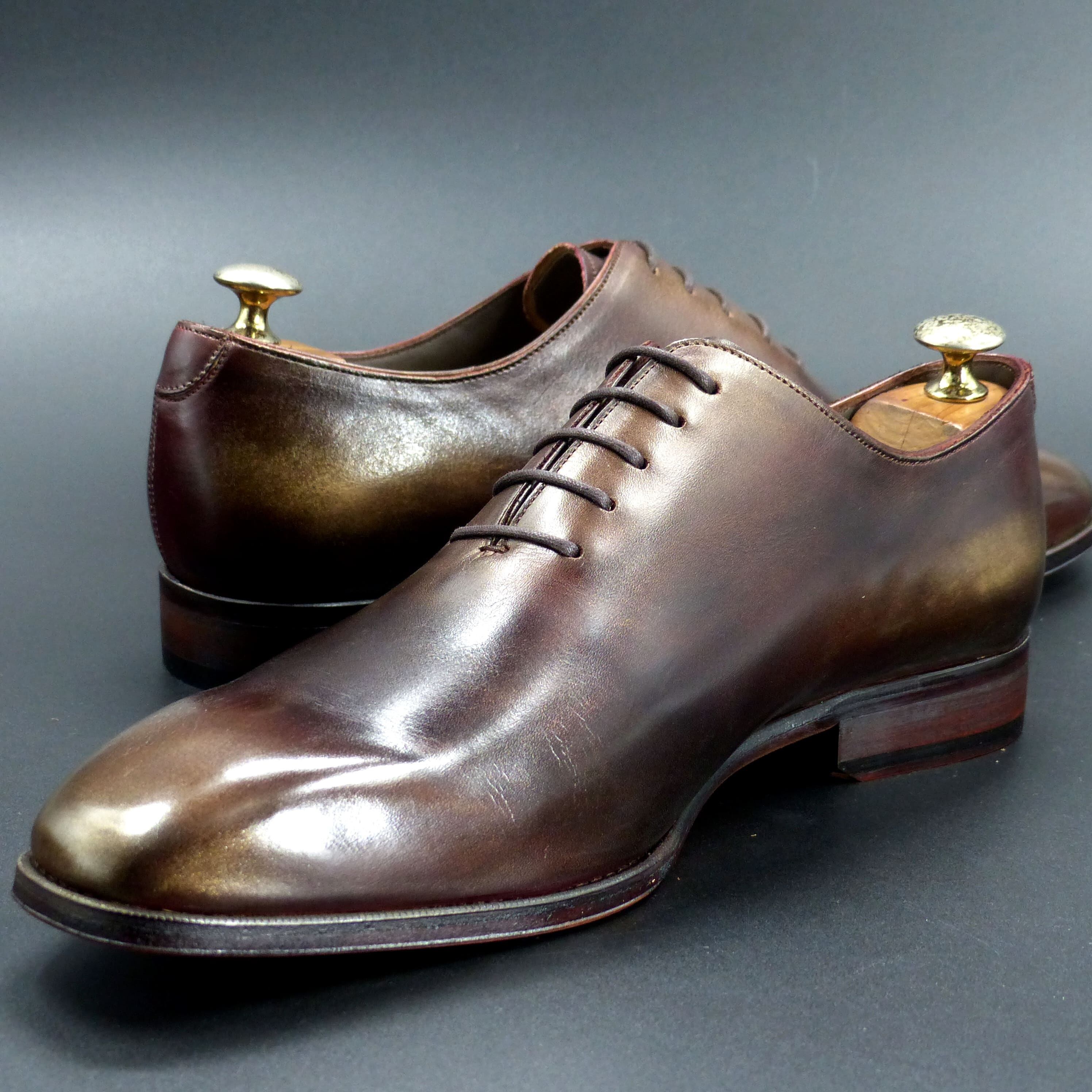 踏まずのくびれが美しい