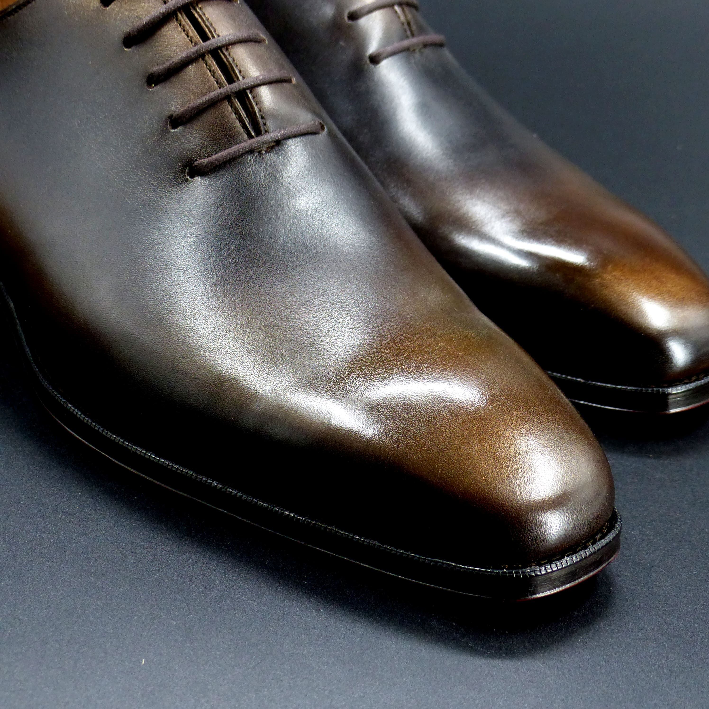 つま先部分は透明感のあるハンドポリッシュ