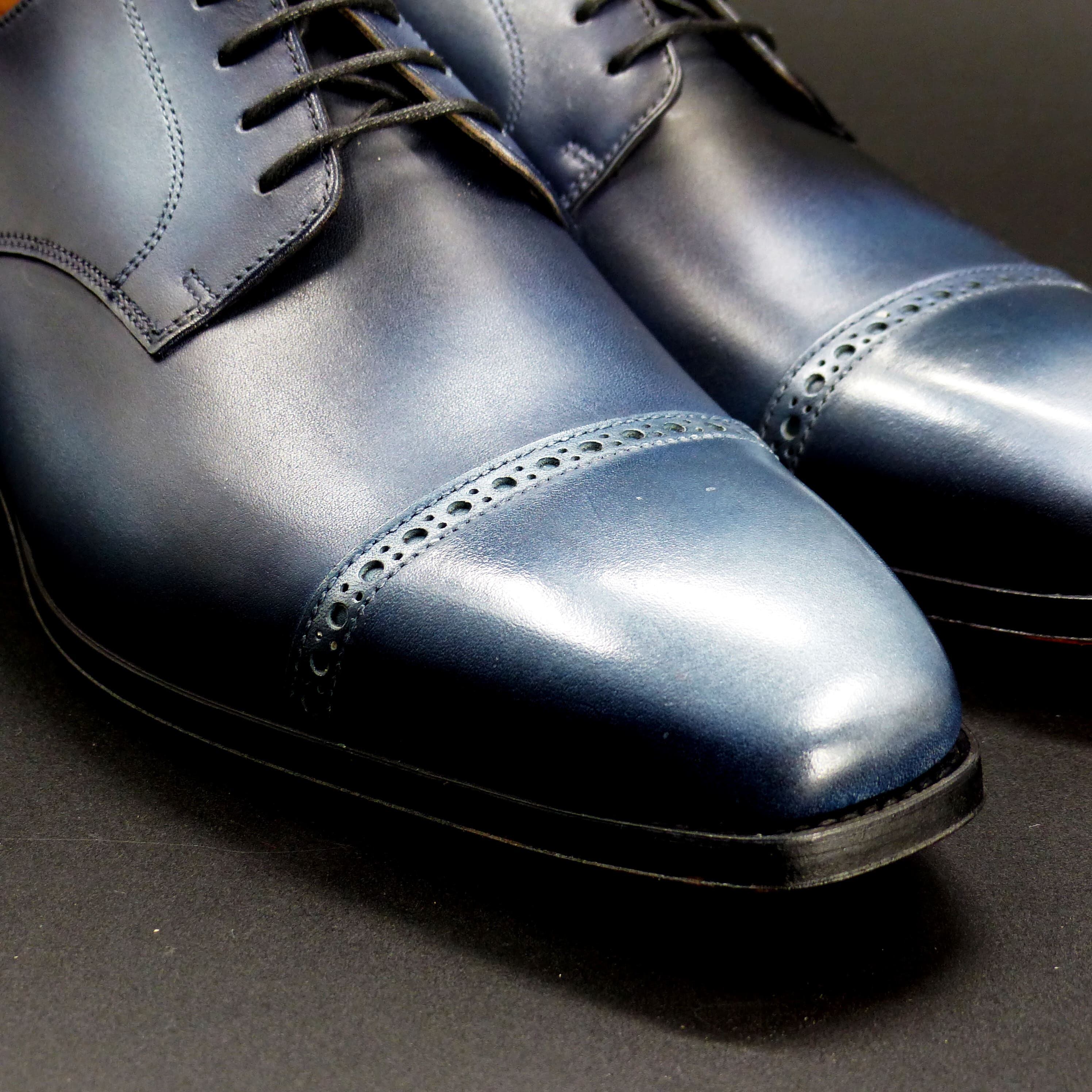 トゥの部分は透明感のあるハンドポリッシュ