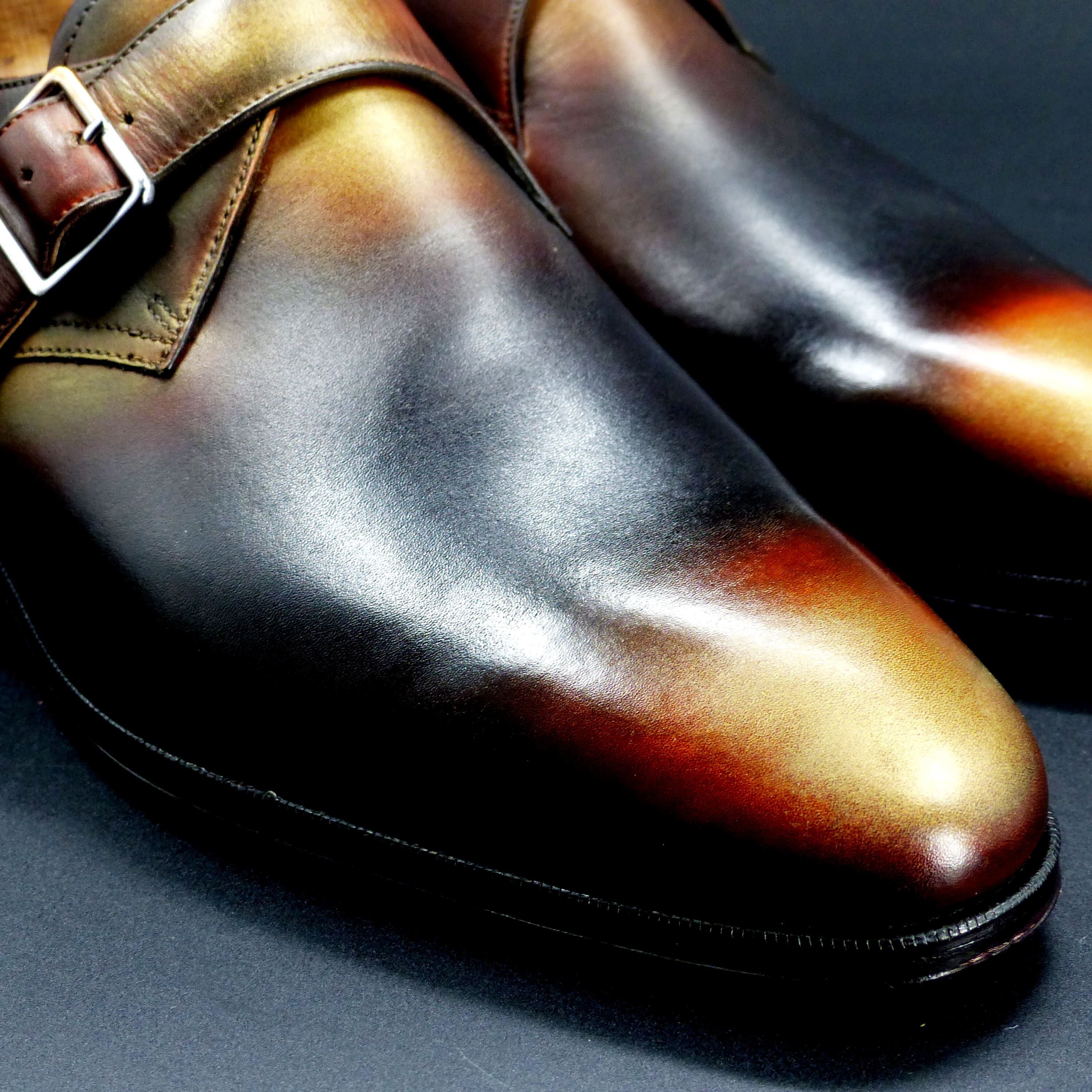 トゥの部分は透明感のあるハンドポリッシュ