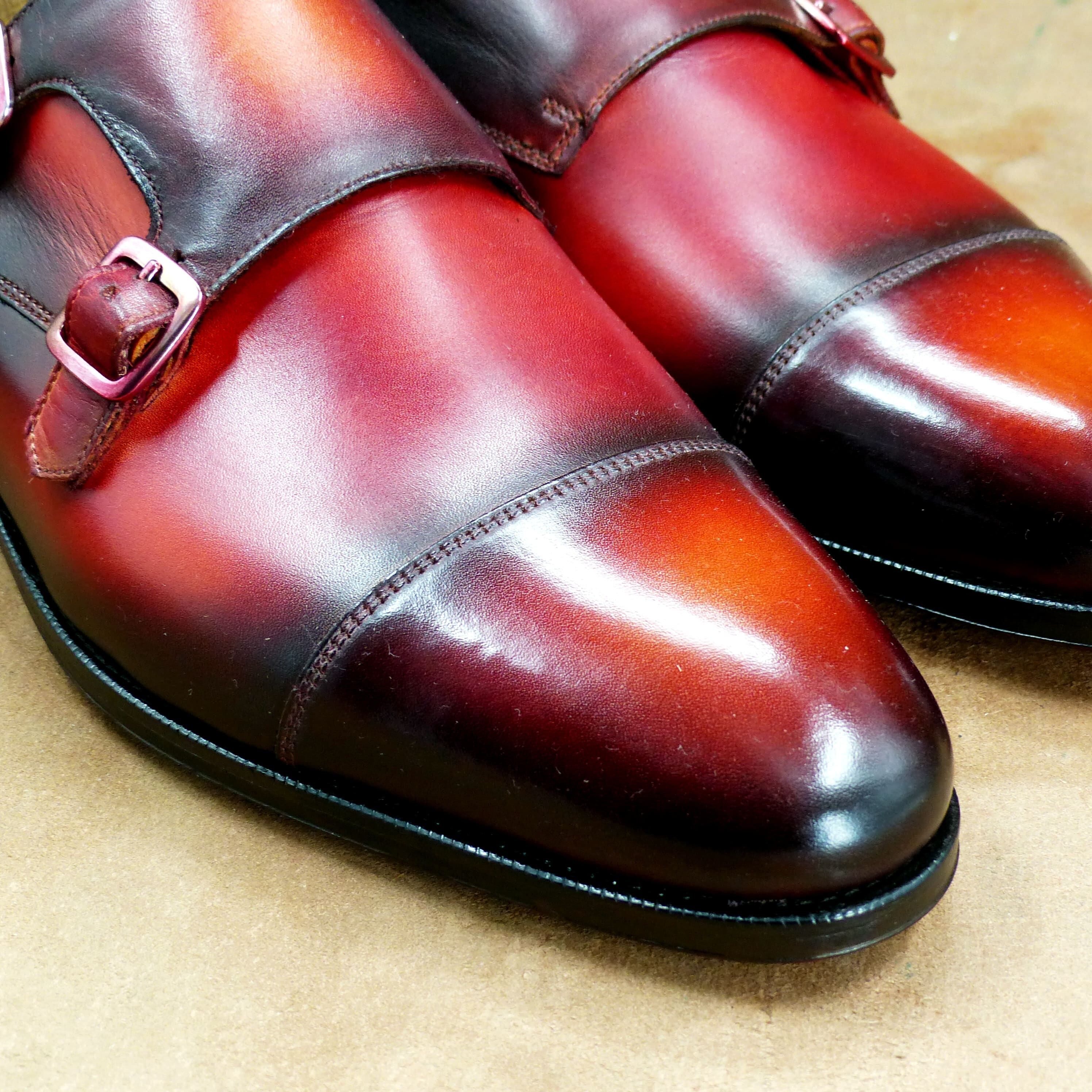 トゥの部分は透明感のあるハンドポリッシュ