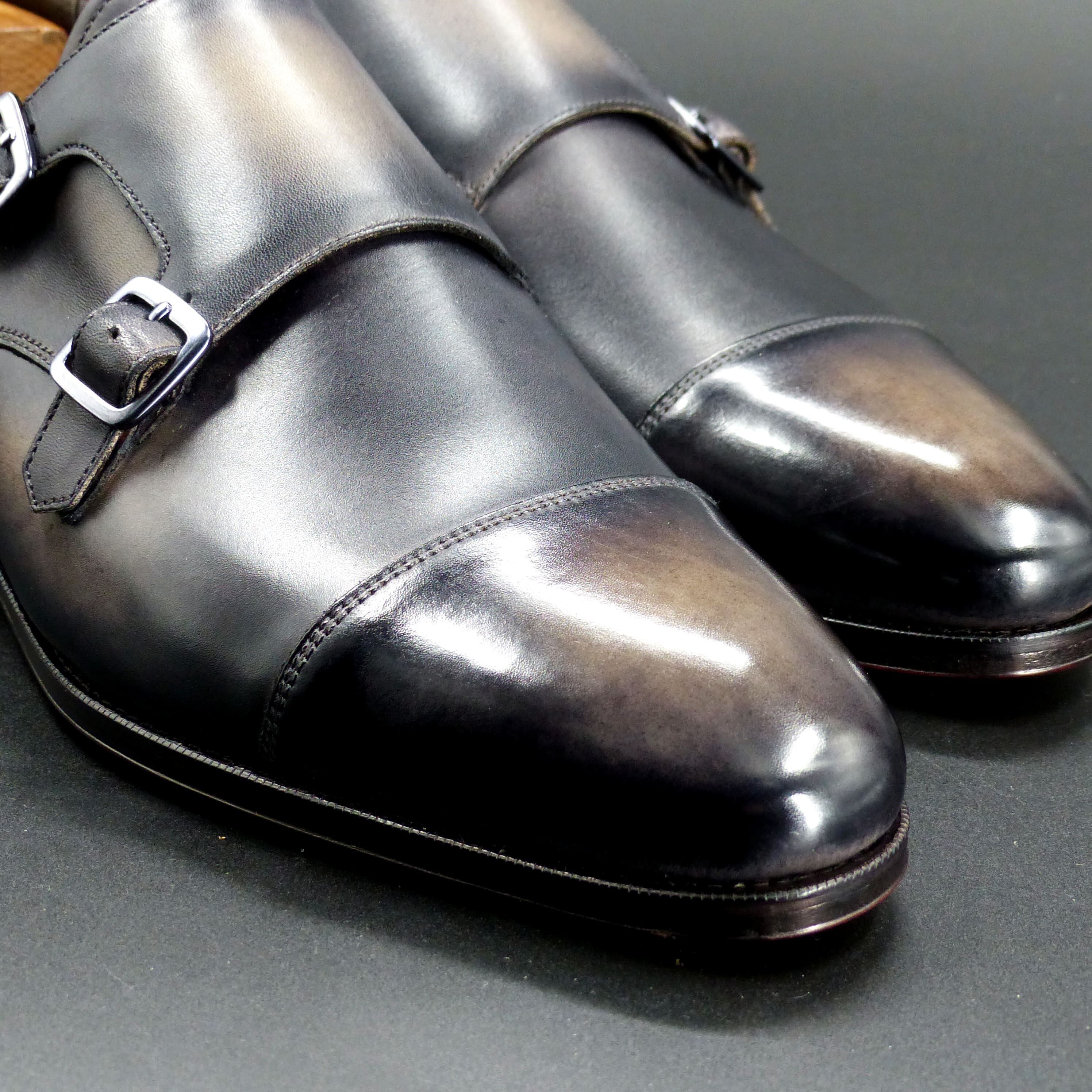 つま先部分は透明感のあるハンドポリッシュ