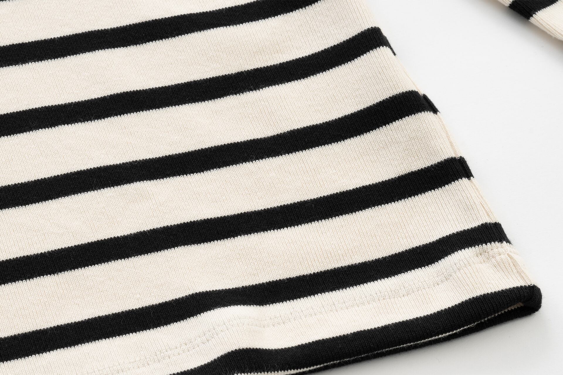 上質なコーマコットンを伸縮性のあるフライス編みにした生地はまるでニットのよう