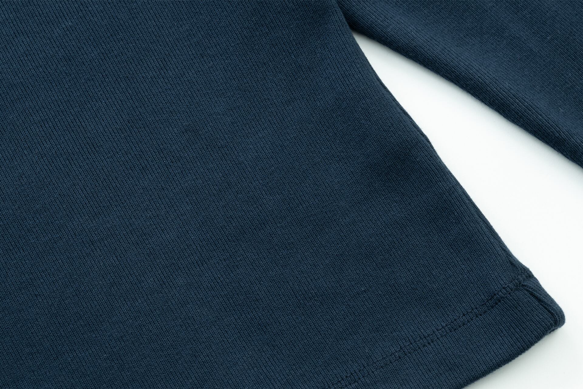 上質なコーマコットンを伸縮性のあるフライス編みにした生地はまるでニットのよう